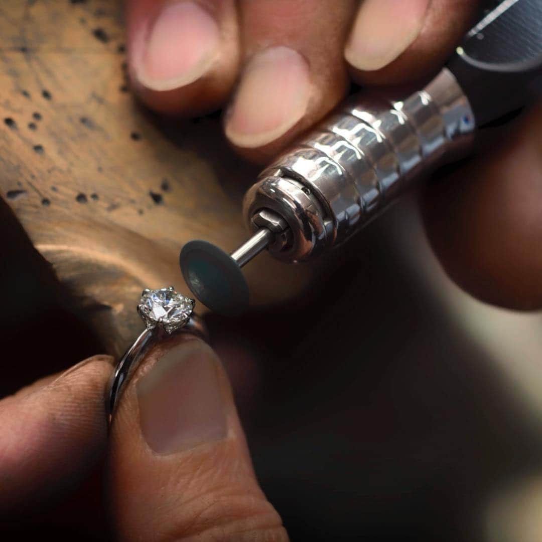 ラザール ダイヤモンド ブティック公式 | 婚約・結婚指輪さんのインスタグラム写真 - (ラザール ダイヤモンド ブティック公式 | 婚約・結婚指輪Instagram)「・ 「”なりたい私”から選ぶ、婚約指輪」 ・ 『ラヴィン』 センターでゴージャスに輝く滝から、水が舞うようにメレダイヤが光を放つ贅沢なエンゲージリングはセントラルパークにある滝『ラヴィン』をイメージ。 『パレス』 巧みな技でひねりを効かせたウェーブライン、アシンメトリーに配置されたダイヤモンドはNYの象徴パレスホテルさながらの存在感。 ラザール ダイヤモンドの豊富なラインナップなら、あなたが理想とするハピネスのイメージと重なる婚約指輪がきっと見つかります。 ・ ━－━－━－━－━－━－━－━－━－━－━－━－━－━－━ 下：RAVINE/ラヴィン(Carat : 0.20ct～/Price(税抜) : 258,000円～) 上：PALACE/パレス(Carat : 0.20ct～/Price(税抜) : 260,000円～) ━－━－━－━－━－━－━－━－━－━－━－━－━－━－━ ・ THE WORLD’S MOST BEAUTIFUL DIAMOND® 商品詳細はプロフィール @lazarediamond_boutique のURLからどうぞ ・ ご予約のうえ、初来店の方に2,000円分のJCB商品券をプレゼント ・ #ラザールダイヤモンド #lazarediamond #プロポーズ #ブライダルリング #マリッジリング #エンゲージリング #エンゲージメントリング #ダイヤモンド #ダイヤモンドリング #プラチナリング #ジュエリー #ring #bridal #jewelry #結婚 #指輪 #婚約 #婚約指輪 #結婚指輪 #婚約指輪選び #結婚指輪選び #指輪探し #婚約しました #結婚しました #結婚式 #結婚式準備 #2019年春婚 #2019年夏婚 #2019年秋婚 #2019年冬婚」4月8日 17時03分 - lazarediamond_boutique