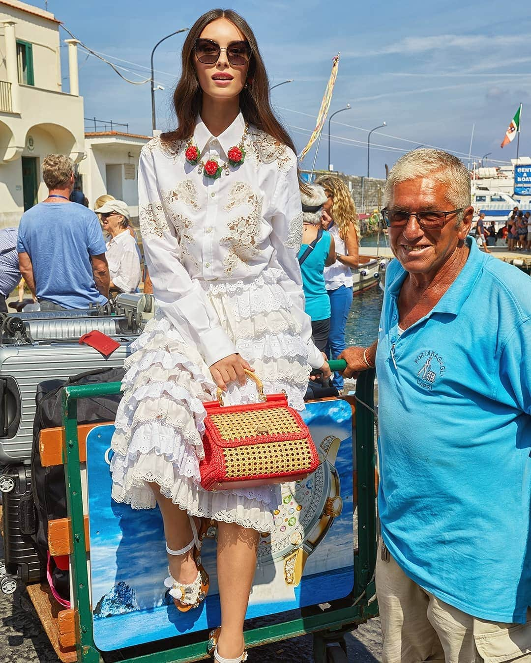 ドルチェ&ガッバーナさんのインスタグラム写真 - (ドルチェ&ガッバーナInstagram)「Posing with the locals they meet along the way, their crisp white looks are resplendent under the hot sun. #DGWomen Pictures by @morellibrothers #DGEyewear」4月8日 17時04分 - dolcegabbana