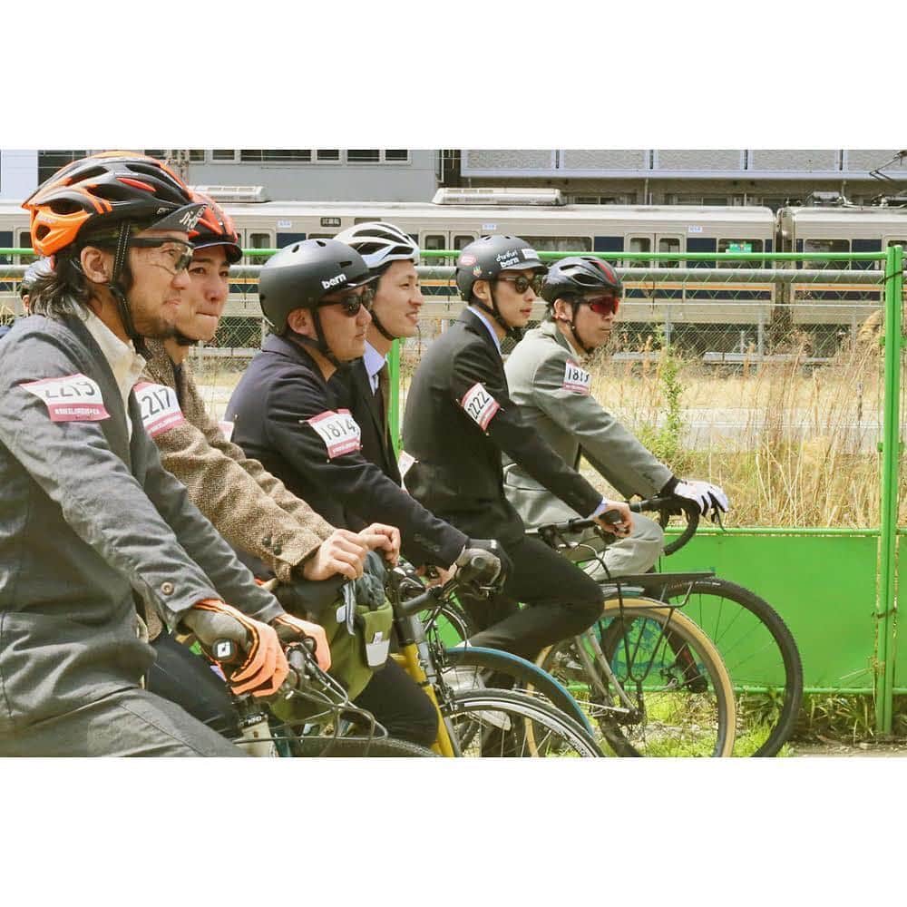 narifuri_japanさんのインスタグラム写真 - (narifuri_japanInstagram)「﻿ <アーバンバイクロア大阪> ﻿ ・﻿ 先週開催された自転車運動会 アーバンバイクロア大阪。 narifuri presents による”スーツレース”には 23名の企業戦士たちが集合し 名刺交換でも始まりそうな雰囲気の中、思う存分にレースを楽しんで頂けました。﻿ ﻿ レースに参加していただいた皆さまお疲れ様です。是非 普段の通勤もこのくらいの笑顔で行きましょう？﻿ ﻿ それでは皆さま来年も是非会場でお会いしましょう！﻿ ﻿ ﻿ #バイクロア﻿ #アーバンバイクロア﻿ #バイクロア大阪﻿ #自転車運動会﻿ #narifuri﻿ #ナリフリ﻿ #ナリフリ京都﻿ #cf01﻿ #charifuri」4月8日 17時09分 - narifuri_japan