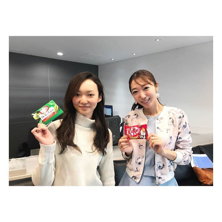 浜崎美保さんのインスタグラム写真 - (浜崎美保Instagram)「🍫🍫🍫 ・ ・ ・ 先月末発売になった『キットカット 毎日のナッツ＆クランベリー』🌸 ・ そのTV CMと連動したラジオドラマ🌸 ・ 『Sweet 30 CONFIDENTIAL』🌸 ・ 楽しんでいますか😊❔🍫 今週で3週目、第9話に突入します😋🌸 ・ TOKYO FMではスカロケ内の19時から😊🌸そして、北海道・宮城・愛知・大阪・兵庫・広島・福岡の放送局でもO.A中🌸 ・ 平成元年生まれ、二人のサラリーガールの平成最後の1ヶ月の物語、ぜひぜひお聴き逃しなく😍🍫 ・ ・ TV CM、そしてラジオドラマの主人公の一人、加藤愛役の稲村梓さんと😋📸 ・ ・ 稲村さんは大人気ラジオドラマNISSANあ、安部礼司のアンジュっち役でもお馴染み😊💗 ・ ・ そして安部礼司といえば…昨日の放送でシーズン14に突入🎉おめでとうございます😌🌸 ・ ・ 実は新年度一発目にあたる昨日の放送に…私が演じている"皆口美保"が再登場しました👀 どんなストーリーだったかは…ぜひラジコのタイムフリーでお楽しみください😆🌸⇨妻のトリセツ・神保町の物語・飯野平太がキャラ変⁈の3本仕立て❕ ・ ・ ・ 『キットカット毎日のナッツ&クランベリー』ぜひ食べてみてくださいね😋👍🎉めちゃくちゃ美味しくてパッケージも可愛いです😍🌸 ・ ・ ・ #radio #tokyofm #スカロケ  #kitkat #キットカット #毎日のナッツアンドクランベリー #ラジオドラマ #Sweet30CONFIDENTIAL #30女子 #サンマル女子 #安部礼司 #abe02 #稲村梓 #浜崎美保」4月8日 17時10分 - mihohamasaki_japan