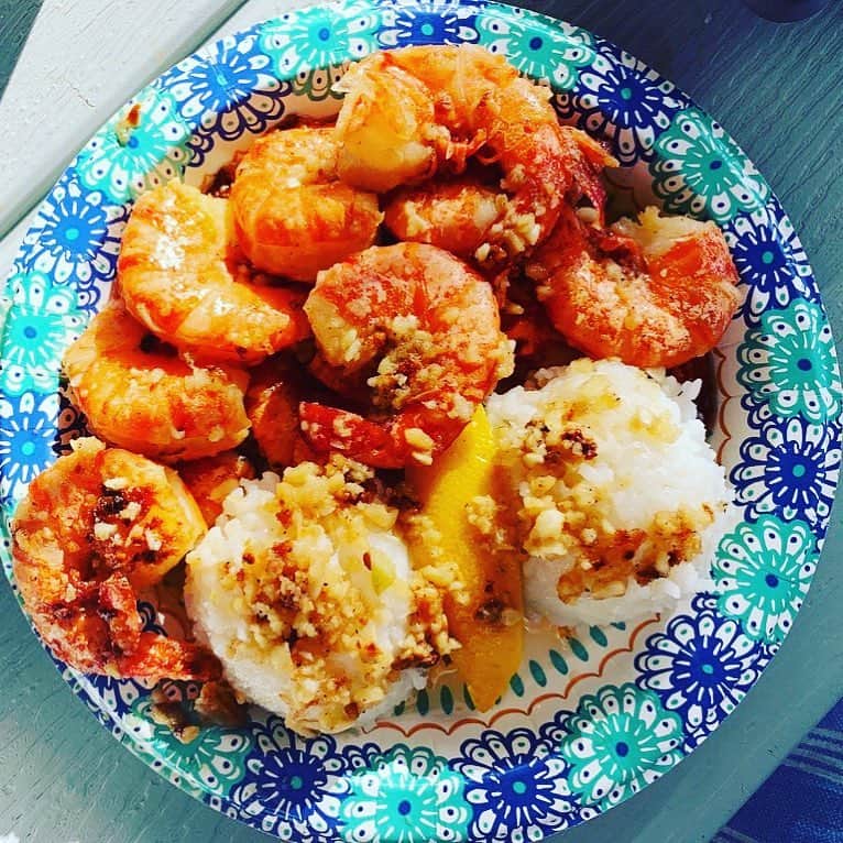 のインスタグラム：「ハワイのビーチ🏖近くのトラック🚚で売っているガーリックシュリンプ🦐ライス🍚と一緒に頂くと病み付きに〜🤤 ハワイの人気ランチメニューの一つです☀️ . #us #usa #america #studyabroad #hawaii #beach #foodtruck #shrimp #garlicshrimp #lunch #popular #menu #rice #oahu #shore #アメリカ #留学 #ランチ #食事 #ガーリックシュリンプ #ビーチ #instafoodie #人気 #オアフ #島 #太平洋 #ご飯」