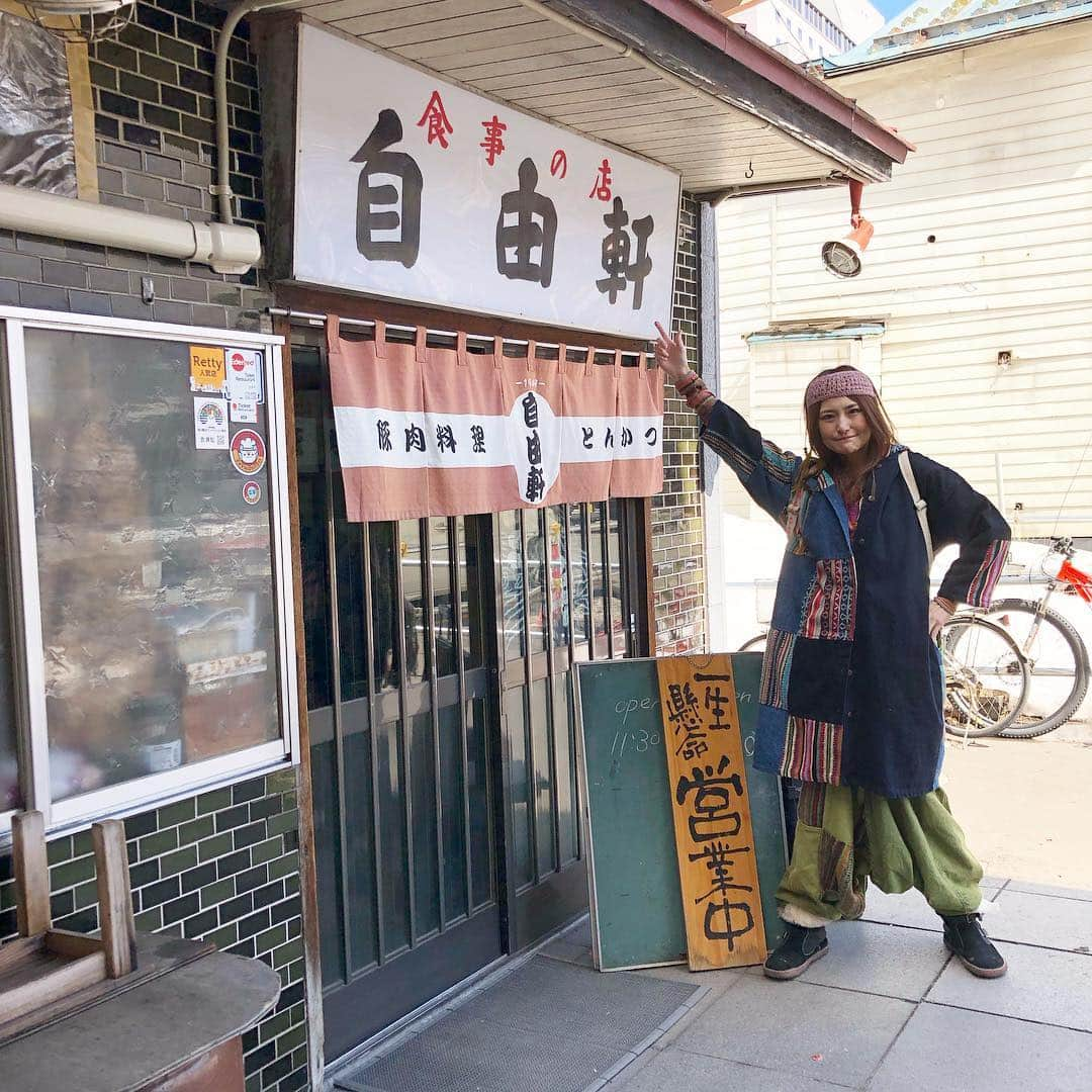 アンジェラ佐藤さんのインスタグラム写真 - (アンジェラ佐藤Instagram)「旭川食い倒れ母娘旅なう！ 1軒目は「自由軒」孤独のグルメで紹介されてたお店どすどす(･ω･) #アンジェラ佐藤 #母娘旅 #旭川グルメ #自由軒 #孤独のグルメ #五郎セット #母ちゃんは豚丼オーダー #母上なまら豚丼をお気に召した模様」4月8日 17時20分 - angela_satou