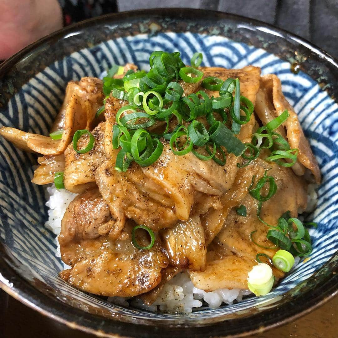 アンジェラ佐藤さんのインスタグラム写真 - (アンジェラ佐藤Instagram)「旭川食い倒れ母娘旅なう！ 1軒目は「自由軒」孤独のグルメで紹介されてたお店どすどす(･ω･) #アンジェラ佐藤 #母娘旅 #旭川グルメ #自由軒 #孤独のグルメ #五郎セット #母ちゃんは豚丼オーダー #母上なまら豚丼をお気に召した模様」4月8日 17時20分 - angela_satou