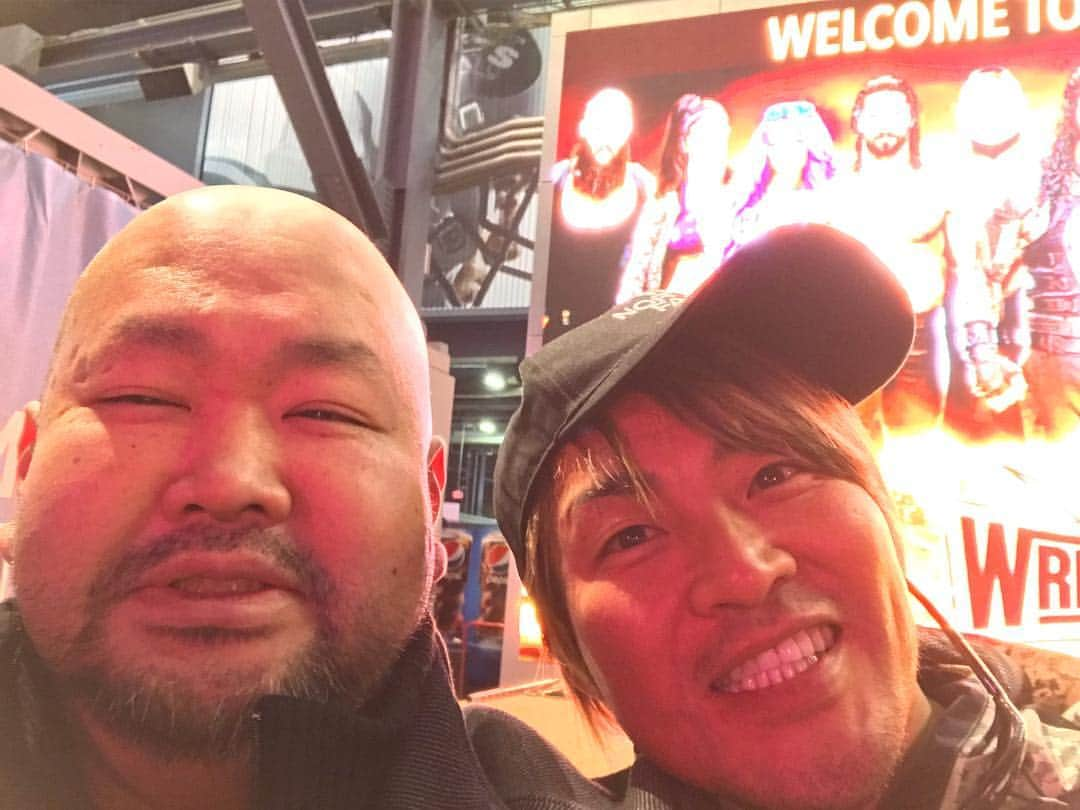 ハチミツ二郎さんのインスタグラム写真 - (ハチミツ二郎Instagram)「「レッスルマニア観た記念に写真撮りましょう」(棚橋弘至)  #wm35 #棚橋弘至」4月8日 17時20分 - jirohachimitsu