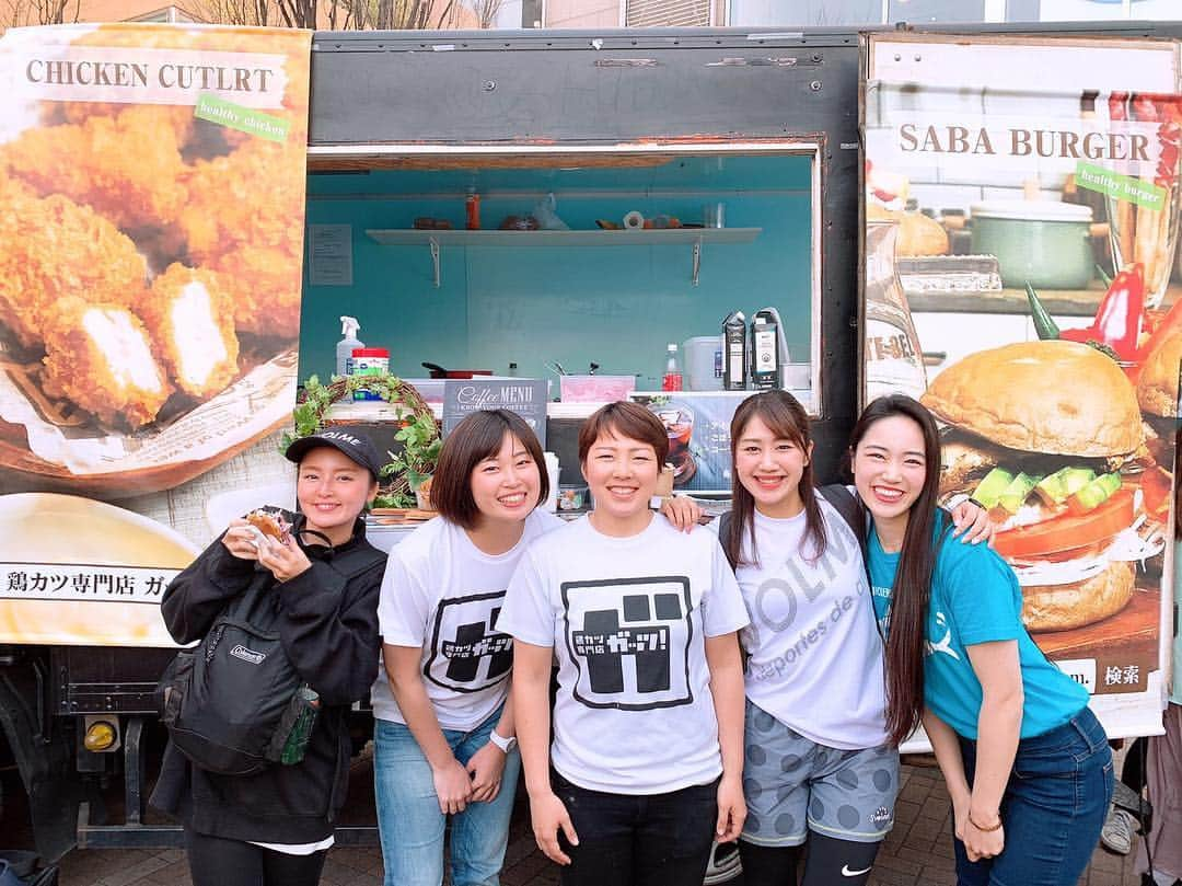 下平夏奈さんのインスタグラム写真 - (下平夏奈Instagram)「【上野東北フェスティバル】  松坂屋さんとのコラボで✨ ✧鯖バーガー専門店 38ism  #鯖バーガー ✧鶏カツ専門店 ガッツ #鶏カツ キッチンカーでの出店、 無事大盛況で終えることができました✨ . . 温かいお客様ばかりで 『本当に美味しかったよ〜』 『おつかれさま!!がんばってね〜』 など、食べ終わったあとも 声をかけてくださったり、 普段はどこのお店でやってるの？と聞いてくださったり...✨ . 接客業の仕事に初めてチャレンジした わたしにとっては とても貴重な経験ばかりでした!! . このようなチャレンジする機会をつくってくださった、 MKCAFEの菊池オーナー(@mk_kiku ) そして鶏カツ専門店ガッツ代表の上山さん(@ue__yu ) 本当にありがとうございます✨ . . 次回は 5/3 #パシフィコ横浜 にて キッチンカー出店です!! 1万人～2万人規模の方が集まるようで★ こちらのイベントMCには、 華原朋美さんや菊地亜美さんなど 大人気のタレントさんや歌手の方が出演される ビックイベント!!での 鯖バーガー、鶏カツが出店予定です★ もしかしたら有名な芸能人の方が 食べにきてくださるかも しれないのでドキドキです...✨ . . そして当日は、 ぜひたくさんの人に 肉厚ジューシーな鯖バーガーと 胸肉なのに柔らかくて サックサクな食感が楽しめる鶏カツ★の 身体に優しい#健康フード を 食べていただけるよう これから準備しています!! . . 鯖バーガー専門店 代表の 優さん(@food_yuu )✨ ヨガ講師として活動をしながらも いろんなことに挑戦されている まりこさん(@mariko_jpn_531 )✨ . . またご一緒させていただけることに ワクワクしています♪ . . 前日に、急遽SNSでお知らせを することになりましたが 足を運んでくださって 本当にありがとうございました★ . . これからも さまざまなことにチャレンジし 活動の幅を広げていきます✨  スポーツ観戦会場での キッチンカー出店もチャレンジしてみたいです🌈  #上野東北フェスティバル  #鶏カツ専門店ガッツ #鶏カツ #鯖バーガー専門店 #鯖 #身体に優しい #food #cafe #アスリート #セカンドキャリア #東京オリンピック2020 #スポーツ観戦 #ヨガ #ピラティス #キッチンカー #ケータリングカー #チャレンジ #挑戦 #感謝 #繋がり #下平夏奈 #バレー教室 #出張バレー教室 #MKCAFE #大久保」4月8日 17時21分 - kana0412.sss