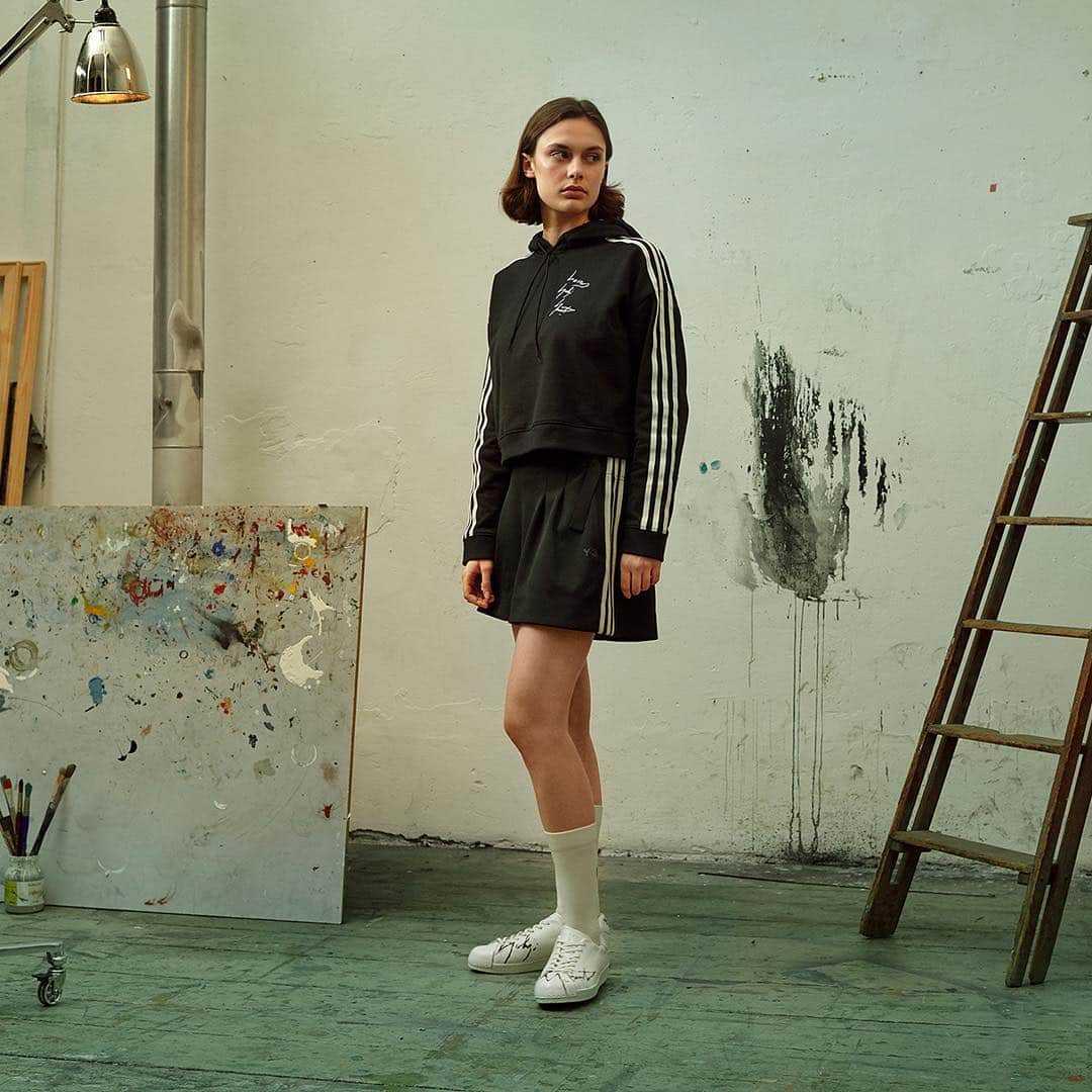 ワイスリーさんのインスタグラム写真 - (ワイスリーInstagram)「The Yohji Love capsule is available in two classic colour options. Black on white and white on black. Available April 11th. ​---​ #adidas #Y3 #YohjiYamamoto ​ Discover the collection at Y-3.com」4月8日 17時22分 - adidasy3