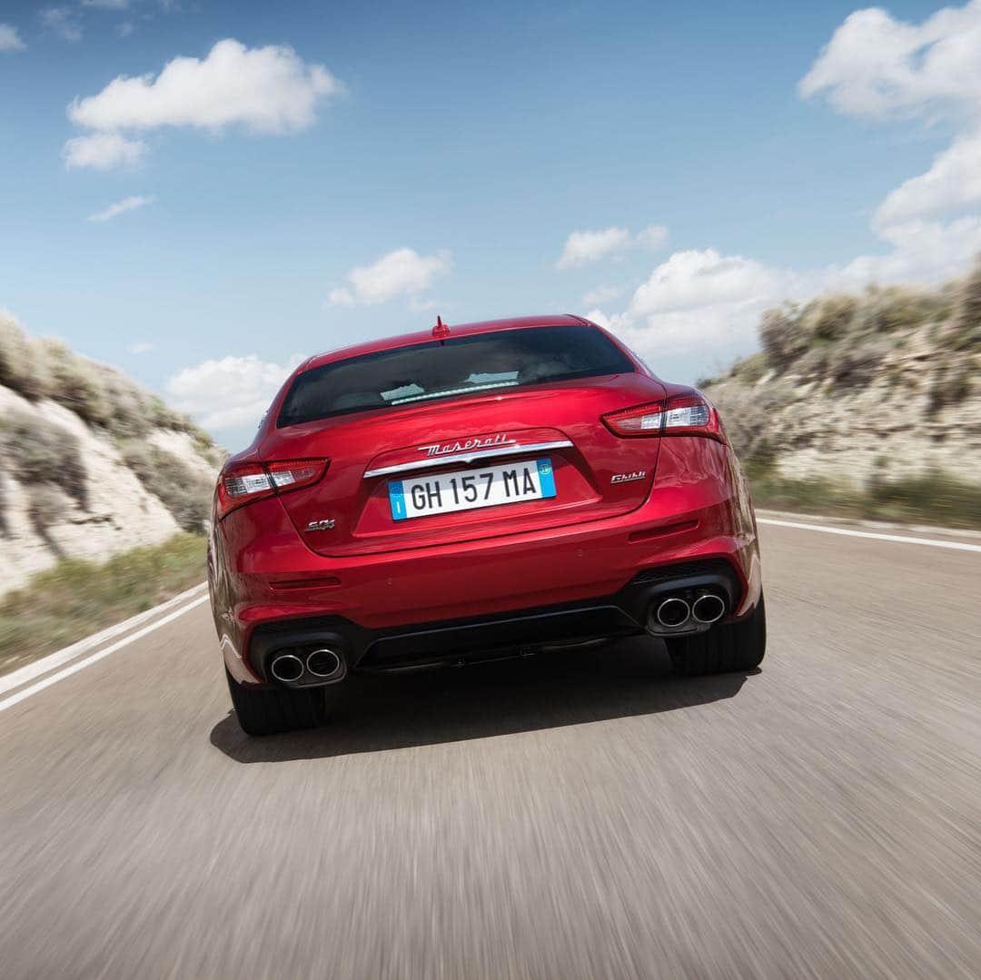 Maserati Japan | マセラティ ジャパンのインスタグラム：「あらゆるロングドライブで、ギブリに搭載されたV6エンジンは大胆かつ洗練された走りを実現します。マセラティのレーシングスピリットを受け継いだ力強い走りをご体感ください。 #Maserati #マセラティ  #MaseratiJapan #マセラティジャパン #Ghibli #ギブリ #Drive」