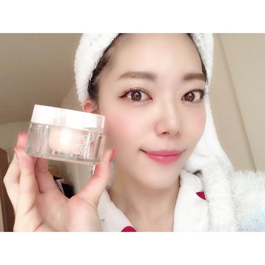 今村仁美さんのインスタグラム写真 - (今村仁美Instagram)「最近、このフェイスクリームにはまってます♡💄 サンダルフォンのザモデルフェイスクリーム！ 引き締め成分と保湿成分がダブルで入ってるから、花粉にやられたこの時期の顔面が生き返った気がする😖✨ なにより、パッケージ、容器が可愛すぎ✨ 我が家では、インテリア化してる笑 香りもオレンジの香りで毎晩癒されてます...🤤 小顔になりたいからがんばって続けよう♡ . . . #SANDALPHON #サンダルフォン #ザモデルフェイスクリーム #おすすめコスメ #お気に入りコスメ #小顔になりたい #モデル顔 #保湿#引き締め#エステ#ホームケア #sdpmodel#スッキリフェイスライン#美容#beauty#love#教えたくないもの」4月8日 17時23分 - imamura_hi