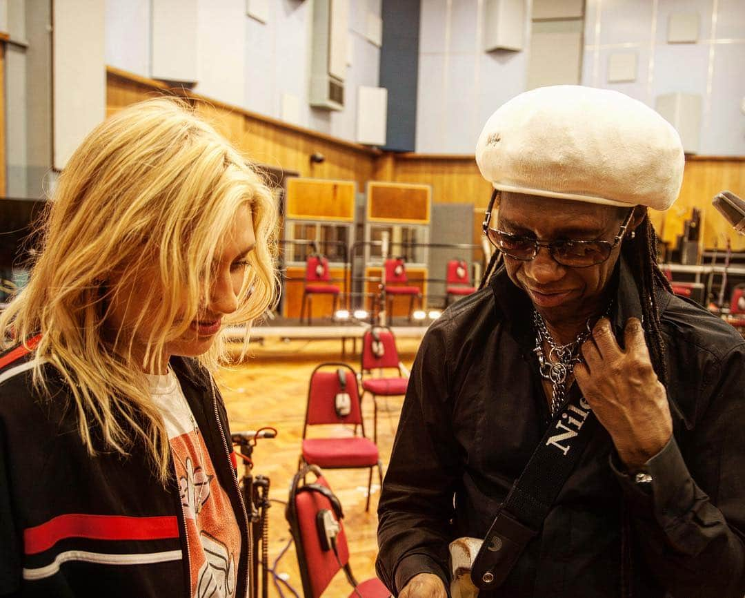 エラ・ヘンダーソンさんのインスタグラム写真 - (エラ・ヘンダーソンInstagram)「ɪ ғɪʀsᴛ ᴍᴇᴛ @nilerodgers ʙᴀᴄᴋ ɪɴ 2013 ᴡʜᴇɴ ɪ ᴡᴀs 17ʏʀs ᴏʟᴅ (sᴇᴇ ᴛʜᴇ ʟᴀsᴛ ᴘɪᴄ ʟᴏʟ👀). ᴀsᴋᴇᴅ ʜɪᴍ ɪғ ᴡᴇ ᴄᴏᴜʟᴅ ᴡʀɪᴛᴇ ᴛᴏɢᴇᴛʜᴇʀ, ʜᴇ sᴀɪᴅ ʜᴇ‘ᴅ ʟᴏᴠᴇ ᴛᴏ ʜᴇᴀʀ sᴏᴍᴇ ᴏғ ᴍʏ sᴛᴜғғ ʙᴜᴛ ǫᴜɪᴛᴇ ʙᴜsʏ ᴡᴏʀᴋɪɴɢ ᴏɴ ᴀ ʟɪʟ ᴘʀᴏᴊᴇᴄᴛ ᴡɪᴛʜ ᴛᴡᴏ ᴅᴊs (ᴡʜᴏ ᴛᴜʀɴᴇᴅ ᴏᴜᴛ ᴛᴏ ʙᴇ ᴅᴀғᴛ ᴘᴜɴᴋ ɪ ʟᴀᴛᴇʀ ʀᴇᴀʟɪsᴇᴅ- ɴᴏᴛ sᴏ ʟɪᴛᴛʟᴇ ᴛʜᴇɴ ɴɪʟᴇ ʜᴀʜᴀ🙈) ... ʙᴜᴛ 6ʏʀs ᴏɴ ɪ ᴀᴍ ғɪɴɪsʜɪɴɢ ᴍʏ sᴇᴄᴏɴᴅ ᴀʟʙᴜᴍ ᴡɪᴛʜ ᴛʜᴇsᴇ ᴀᴍᴀᴢɪɴɢ ʙᴏʏs ʙʏ ᴍʏ sɪᴅᴇ @rudimentaluk & ᴛʜᴇʏ ᴍᴀᴋᴇ ᴛʜɪs ʜᴀᴘᴘᴇɴ!!. 🙏🏼🙌🏼🎶 ... ʙɪɢ ʟᴏᴠᴇ ᴛᴏ ʏᴏᴜ ᴀʟʟ! ʜᴇʀᴇ‘s ᴛᴏ ɴᴇᴡ ᴍᴜsɪᴄ & ᴇxᴄɪᴛɪɴɢ ᴛɪᴍᴇs ᴀʜᴇᴀᴅ!!! x ᴇ. x」4月8日 17時26分 - official_ellahenderson