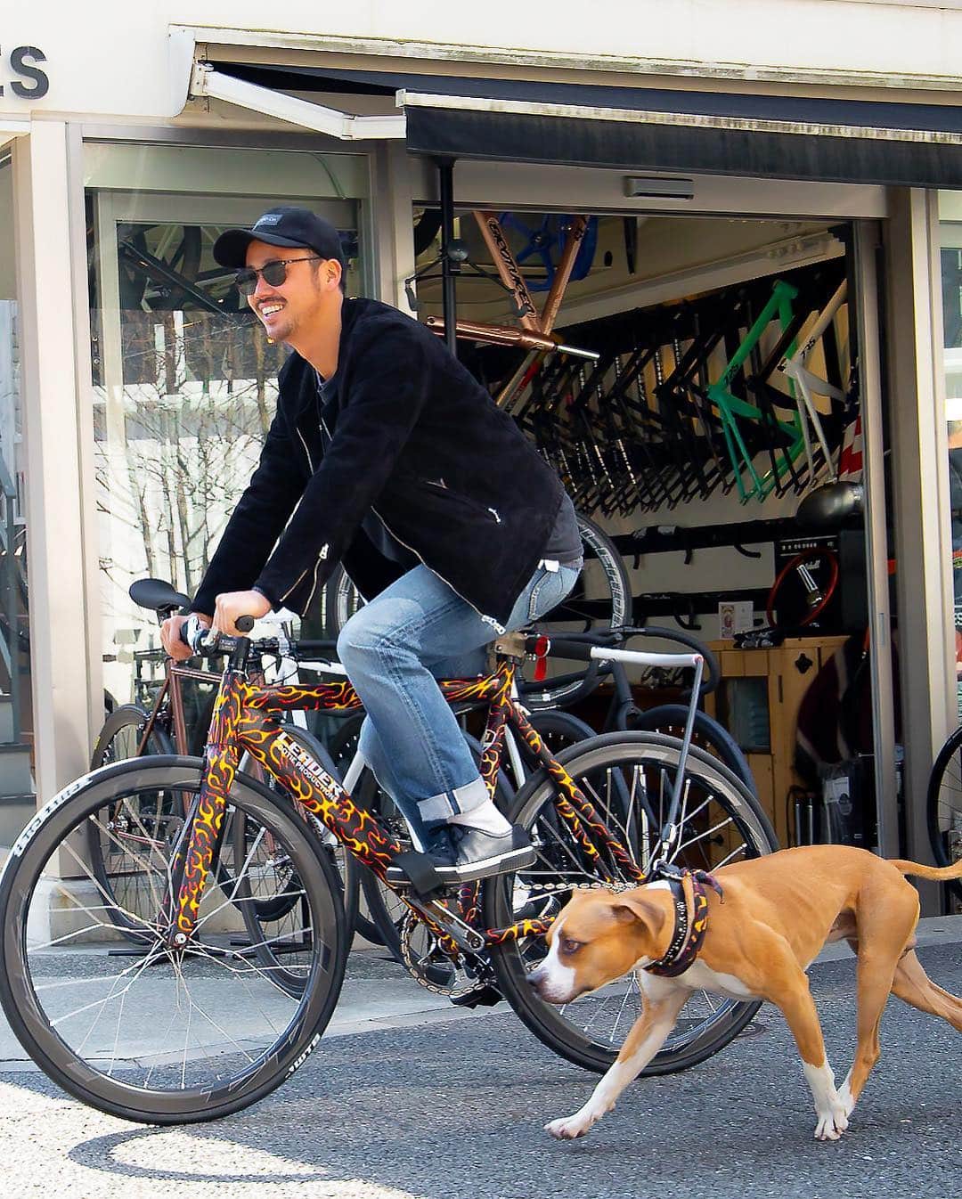 柴田翔平さんのインスタグラム写真 - (柴田翔平Instagram)「9日発売のFINE5月号に「街や自然を自由にめぐるアクティブ派の愛車ライフ」の自転車ページを撮影で担当させて頂きました。しかもなんとこの企画では大好きなBro🐕 @doggybro_official と @udai_bro くん🧔🏽の撮影もたまたま担当となりました🙏😆 乗り物好きは是非チェックして下さい🤙🏽 #fine #撮影 #photography #shoheyphoto」4月8日 17時40分 - shohey_shibata