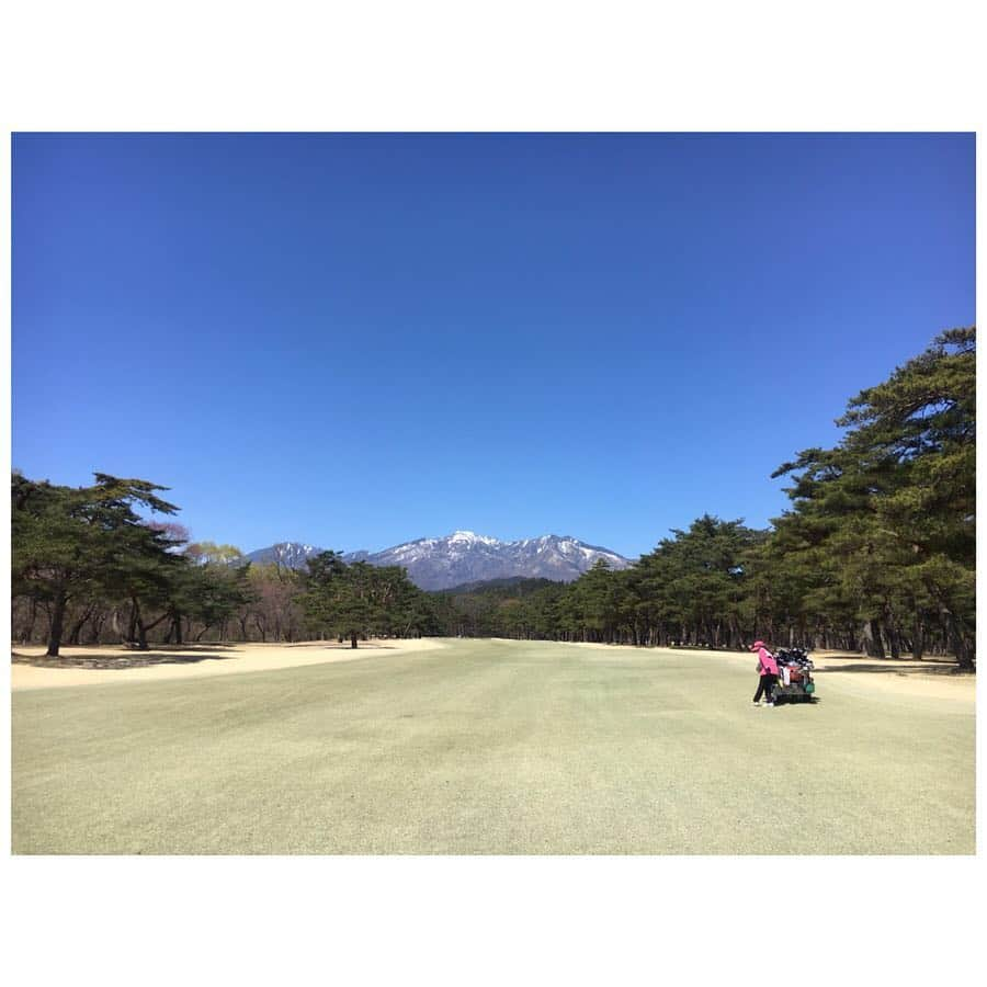 芦崎愛さんのインスタグラム写真 - (芦崎愛Instagram)「お世話になっているPGAさんのコンペに参加させて頂きわ来年の日本プロの舞台である日光カンツリーでラウンド！カントリーじゃなくてカンツリー、ましてや男子のメジャーが開催されるコースということで緊張していましたが、きれいな景色と同組の皆様、キャディーさんのおかげで終始楽しく回ることができました😊 ゴルフのベストシーズンがやってきました〜 #日光カンツリー倶楽部 #ゴルフ #ゴルフ場 #ラウンド #絶景 #日光 #ゴルフ好き #ドライバー #絶好調」4月8日 17時48分 - mana_ashizaki