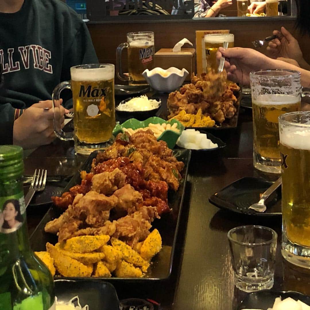 市場紗蓮さんのインスタグラム写真 - (市場紗蓮Instagram)「楽しい集まりの写真。2〜4枚目、美味しい写真もどうぞ。笑笑. . . 結構しっかりした席というかミーティングがいくつかあって頭から足の先まで割とガチガチになりながら通訳したあとのお酒は回りが早すぎてびっくりでした🍾笑 . . 写真みんな普通だけど、歩けなくなるまで飲んでた人がこの中に2人いて、載せれないけど面白い写真がアルバムにたくさんある🤤🤤もう懐かしい気持ちです🙆‍♀️ . . 国は違っても面白い映画を目指すのは同じ気持ち。これからどんな作品をつくっていくのが、世にでてくるのか、とても楽しみなひとたち。 . . 良い出会いがたくさんありました。感謝。 . 즐거웠던 시간♡ 그리고 맛있는 치킨!ㅎ . 어려운 자리가 많아서 그것만으로도 긴장하는데 통역하게 되면 더 김장하지 않아요??ㅎ  일 끝나고 마신 소주는 최고이었다🤤🤤 . . 여러분 덕분에서 정말 좋은 기회가 많은 여행이 됐습니다.감사합니다!! 또 보고 싶고 , 이제부터 여러분이 어떤 작품을 제작하고 어떤 기회가 나올까 너무 너무 기대 돼요. 계속 keep in touch 하고 가요~!!! . . #meeting#movie#dinner#영화제작#일본어 #국어공부 #한일교류회 #한일친구 #ホンデグルメ #チキン#韓国旅行#ソウル旅行#シンチョン駅 #신촌역맛집 #치킨#映画#飲み会#俳優#監督#コーディネーター#キャスティング」4月8日 17時59分 - sharendayo