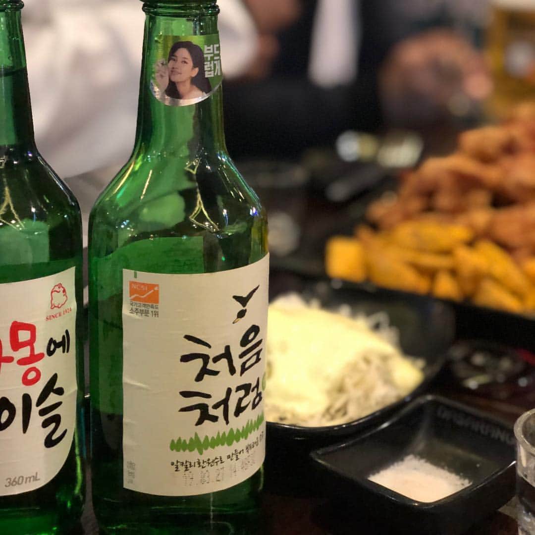 市場紗蓮さんのインスタグラム写真 - (市場紗蓮Instagram)「楽しい集まりの写真。2〜4枚目、美味しい写真もどうぞ。笑笑. . . 結構しっかりした席というかミーティングがいくつかあって頭から足の先まで割とガチガチになりながら通訳したあとのお酒は回りが早すぎてびっくりでした🍾笑 . . 写真みんな普通だけど、歩けなくなるまで飲んでた人がこの中に2人いて、載せれないけど面白い写真がアルバムにたくさんある🤤🤤もう懐かしい気持ちです🙆‍♀️ . . 国は違っても面白い映画を目指すのは同じ気持ち。これからどんな作品をつくっていくのが、世にでてくるのか、とても楽しみなひとたち。 . . 良い出会いがたくさんありました。感謝。 . 즐거웠던 시간♡ 그리고 맛있는 치킨!ㅎ . 어려운 자리가 많아서 그것만으로도 긴장하는데 통역하게 되면 더 김장하지 않아요??ㅎ  일 끝나고 마신 소주는 최고이었다🤤🤤 . . 여러분 덕분에서 정말 좋은 기회가 많은 여행이 됐습니다.감사합니다!! 또 보고 싶고 , 이제부터 여러분이 어떤 작품을 제작하고 어떤 기회가 나올까 너무 너무 기대 돼요. 계속 keep in touch 하고 가요~!!! . . #meeting#movie#dinner#영화제작#일본어 #국어공부 #한일교류회 #한일친구 #ホンデグルメ #チキン#韓国旅行#ソウル旅行#シンチョン駅 #신촌역맛집 #치킨#映画#飲み会#俳優#監督#コーディネーター#キャスティング」4月8日 17時59分 - sharendayo