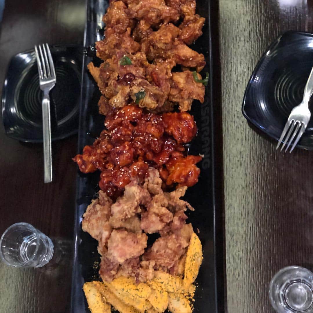 市場紗蓮さんのインスタグラム写真 - (市場紗蓮Instagram)「楽しい集まりの写真。2〜4枚目、美味しい写真もどうぞ。笑笑. . . 結構しっかりした席というかミーティングがいくつかあって頭から足の先まで割とガチガチになりながら通訳したあとのお酒は回りが早すぎてびっくりでした🍾笑 . . 写真みんな普通だけど、歩けなくなるまで飲んでた人がこの中に2人いて、載せれないけど面白い写真がアルバムにたくさんある🤤🤤もう懐かしい気持ちです🙆‍♀️ . . 国は違っても面白い映画を目指すのは同じ気持ち。これからどんな作品をつくっていくのが、世にでてくるのか、とても楽しみなひとたち。 . . 良い出会いがたくさんありました。感謝。 . 즐거웠던 시간♡ 그리고 맛있는 치킨!ㅎ . 어려운 자리가 많아서 그것만으로도 긴장하는데 통역하게 되면 더 김장하지 않아요??ㅎ  일 끝나고 마신 소주는 최고이었다🤤🤤 . . 여러분 덕분에서 정말 좋은 기회가 많은 여행이 됐습니다.감사합니다!! 또 보고 싶고 , 이제부터 여러분이 어떤 작품을 제작하고 어떤 기회가 나올까 너무 너무 기대 돼요. 계속 keep in touch 하고 가요~!!! . . #meeting#movie#dinner#영화제작#일본어 #국어공부 #한일교류회 #한일친구 #ホンデグルメ #チキン#韓国旅行#ソウル旅行#シンチョン駅 #신촌역맛집 #치킨#映画#飲み会#俳優#監督#コーディネーター#キャスティング」4月8日 17時59分 - sharendayo