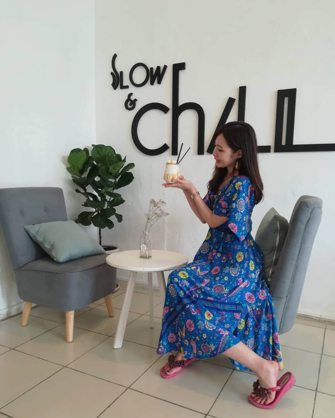 彦坂まなみさんのインスタグラム写真 - (彦坂まなみInstagram)「* ベトナム旅行🇻🇳 in HochiMin * 📍Slow & Chill Coffee  Chillしてきたよ～🚩🚩🚩 ⏩please swipe ⏩  インスタでホーチミンを調べてたら出てきて行くって決めてたカフェ☕ * グラスにチョコがデコレーションされてて、めちゃかわいい💟 私はsalty caramelを頼んだよ～！めちゃ甘くて私好みの味だった～✨✨大好き💯 500円くらいー！ ホーチミンの有名なカフェアパートの道路を挟んだ隣のビルにあるよー🏙️ 入り口分かりにくいから気をつけて😊 * ちなまに2時間くらいいたけど、他に誰もお客さんいなくてめちゃゆっくりしてた(笑)(笑)  #ベトナム #ベトナム旅行 #ホーチミン #ホーチミン旅行  #ホーチミンカフェ #hochiminhfood #女子旅 #タビジョ #インスタ映え #フォトジェニック #海外旅行 #インフルエンサー #カフェ部 #hochiminhcity  #hochimincafe #colorfu #chill #slowandchill #visitvietnam #vietnamtravel #genic_mag」4月8日 17時59分 - ma7am1