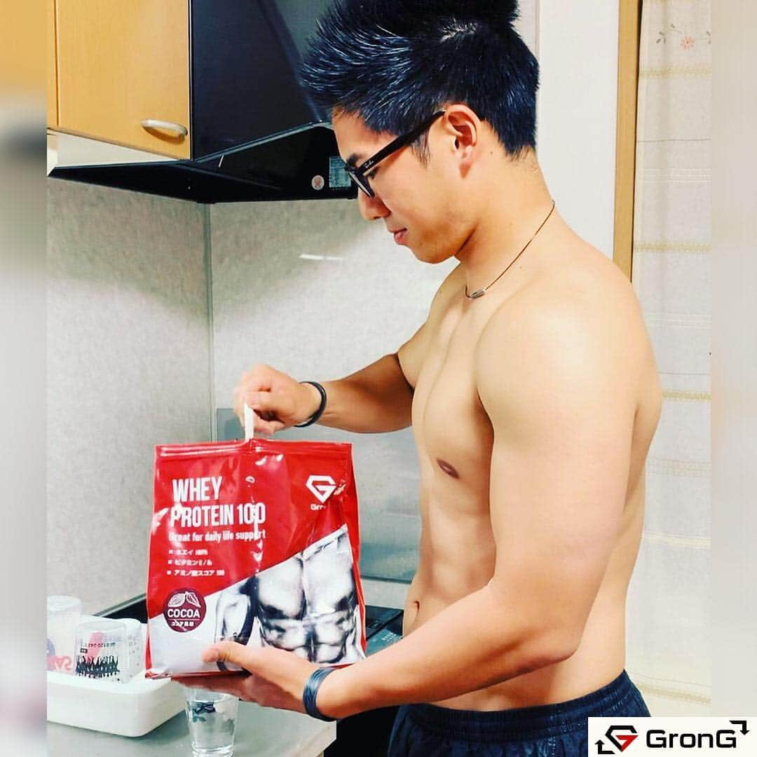 GronG(グロング)さんのインスタグラム写真 - (GronG(グロング)Instagram)「#Repost  本投稿は、#GronGアンバサダー である @koki.mazda 様のご投稿のリポストです。 @koki.mazda 様有難うございます。 ------------------------------------------------ “【GronG ホエイプロテイン】 プロテイン歴１２年の私の辛口レビュー I I まずはプロテインの基礎知識からおさらいしておきましょう。 I プロテインを筋肉増強の薬みたいに思っている方がいまだにいるようですが、それは全くの誤解です。 プロテイン=protein=タンパク質 プロテインパウダーはただのタンパク質の粉です I 最も一般的なホエイプロテインは牛乳のタンパク質を精製して粉にしたものです。 牛乳の脂肪分を固めればバターになる。 牛乳のタンパク質を固めて粉にしたらプロテインになる。 それだけのこと。ただの食品です。 もちろん副作用も何もありません。 I どこのメーカーのプロテインも原料は牛乳です。 だからどれも大して変わりません。 このメーカーのは特別筋肉がよく付くなんてこともありません。 あったとしたらそれは怪しい成分が入ってる可能性が高いです。 I メーカーごとの違いは、味、溶けやすさ、価格くらいです。 安くておいしくて飲みやすいのを選べばいい。 I I 本題のGronG製のプロテインレビュー I まずは成分の確認 『１００ｇあたりの栄養成分』 ・タンパク質７０．７ｇ ・脂質４．８ｇ ・炭水化物１５．６ｇ ・ビタミンC、B群配合 これは及第点。 エネルギー代謝や筋合成に必須のビタミンB群が配合されているのは嬉しいポイント I 味はココア味 まぁ普通においしい。 いまどき不味いプロテインもほとんどないですが。 I 溶けやすさは優秀 メーカーによってグラニュー糖みたいなサラサラ系と、片栗粉みたいなモロモロ系がありますが、GronGのは前者の方。 粒が細かくて溶けやすい感じで僕は好きです。 I ２９８０円/１ｋｇ コスパは良い。 スポーツ店で売ってる大手メーカーのは１ｋｇ４０００円くらいしますからね。 もっと安いのもいろいろあるけど、海外製の怪しいやつだったり配送がやたら遅かったりすることもあるんで、安心の国内メーカーでこの価格なら優秀でしょう。 I I 総合的に見て良い製品ですね。 アンバサダー企画で今回は頂きましたが、契約終わっても購入したいくらい。 フレーバーがココアとナチュラルのみなので、もう少しバリエーションが増えれば飽きずにローテーション出来てなお良いかな。 I I 引用：https://www.instagram.com/p/BvZDC82FNoQ/” ------------------------------------------------ ※ホエイプロテイン100ココア風味は新定価に変更され、現在は2480円で販売しております。 . . #GronG #グロング #プロテイン #protein  #ホエイ #ホエイプロテイン #whey #wheyprotein #トレーニング #training #筋トレ #ワークアウト #フィットネス #fitness #タンパク質 #たんぱく質 #ボディメイク #プロテイン生活 #トレーニー #筋トレ男子 #ドラコン #ゴルフ #ゴルフ男子 #ゴルフ女子」4月8日 18時00分 - grong.jp