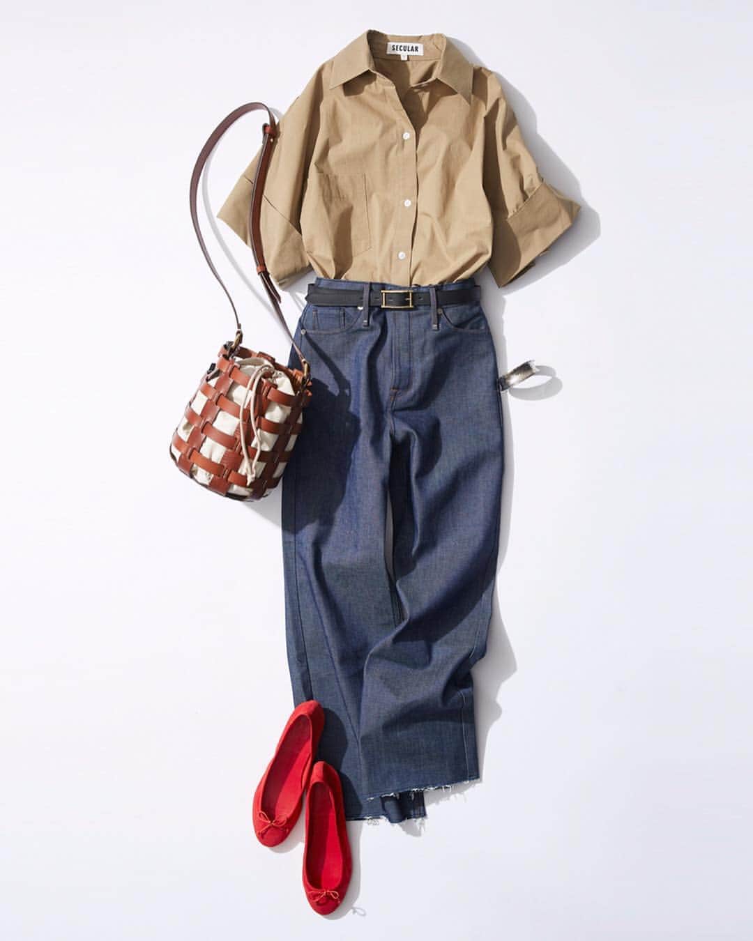 ルミネ公式のインスタグラム：「シャツとデニムのビッグシルエットが旬 #シャツ ¥29,000+TAX #spickandspan #デニム ¥21,000+TAX #beams #ベルト ¥14,000+TAX #beams #バングル ¥23,000+TAX #spickandspan #バッグ ¥18,000+TAX #beams #シューズ ¥9,800+TAX #beams ・ #lumine #ルミネ #ルミネ北千住 http://magazine.lumine.ne.jp/?p=81330 ※商品の価格や取り扱い状況は撮影時点のもので、変更になることがあります。」