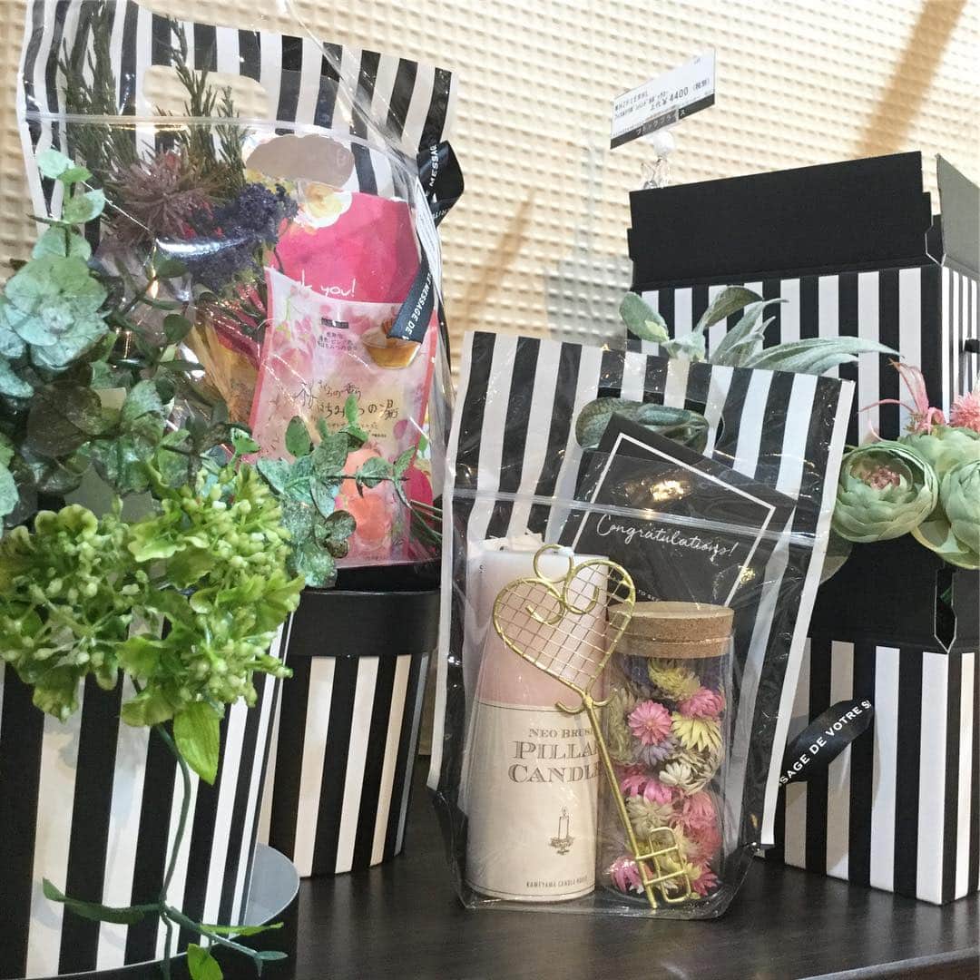横浜ディスプレイミュージアムのインスタグラム：「ギフトにおすすめなアイテムが入荷しました！カッコいいストライプ柄でワンランクUPの贈り物に^_^ 同じシリーズのリボンやタグ、シールも販売してます！ ボックスにはグリーンを入れて飾ってもステキです。 2階ドライコーナーにて発売中 #横浜ディスプレイミュージアム #株式会社ポピー #横浜 #ディスプレイ#アーティフィシャルフラワー #フラワーアレンジメント #フラワーデザイン #インテリア雑貨 #インテリア#インテリアコーディネート#スタイリスト#装飾#デコレーション #花のある暮らし #花好きな人と繋がりたい #display #yokohama #flowerarrangement #interiordesign #artficialflower #flowerstagram #ギフト#ストライプ」