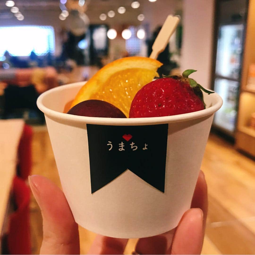 福岡超新鮮野菜/フレラボ薬院店のインスタグラム：「WeWorkコミュニティエリアでは 【毎週月曜日、週ごとに変わる朝ごはん】が振る舞われておりますが、本日はとどける株式会社からフレッシュなフルーツをお届けさせて頂きました🙋🏻‍♀️ #とどける株式会社#すぐベジ#うまちょ#八百屋#wework#ケータリング#農業#野菜#果物#agriculture#vegetable#fruit」