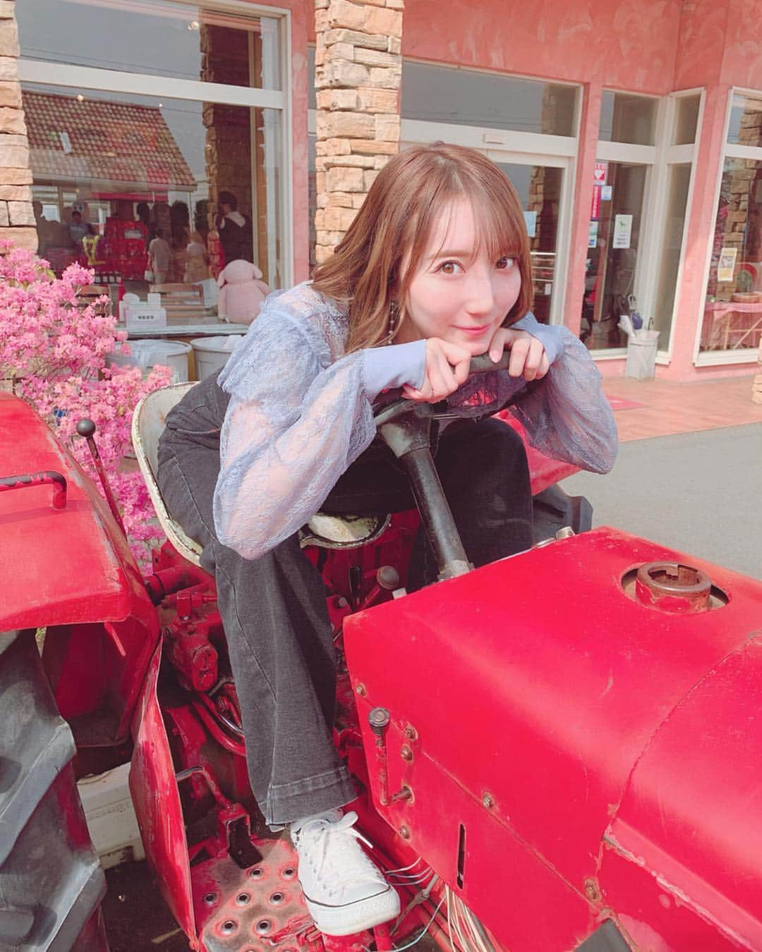 堀みづきさんのインスタグラム写真 - (堀みづきInstagram)「みづき号🚗💨 靴下がチラリ…🧦 よく見るとパンダがいるよ🐼 #栃木 #いちご狩り #いちごの里 #スカイベリー狩り #パンダ靴下」4月8日 18時09分 - mizuki_027