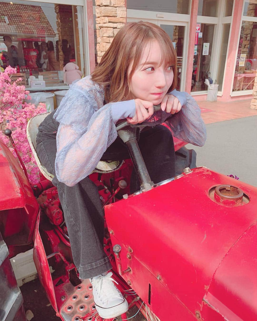 堀みづきさんのインスタグラム写真 - (堀みづきInstagram)「みづき号🚗💨 靴下がチラリ…🧦 よく見るとパンダがいるよ🐼 #栃木 #いちご狩り #いちごの里 #スカイベリー狩り #パンダ靴下」4月8日 18時09分 - mizuki_027