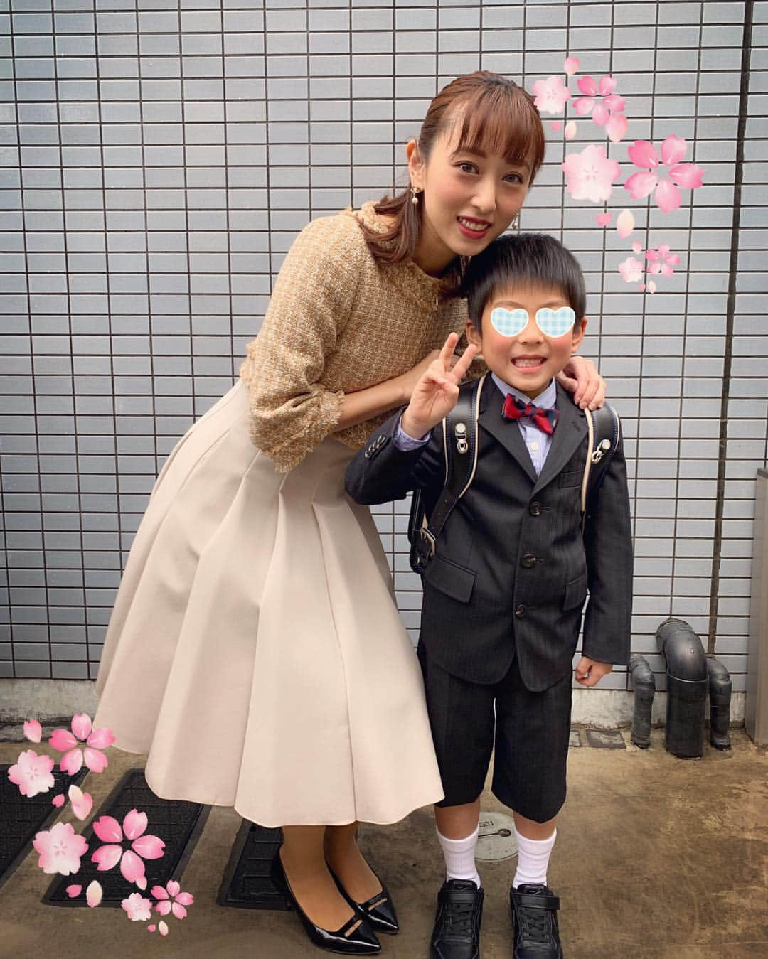 中西麻里衣さんのインスタグラム写真 - (中西麻里衣Instagram)「🌸小学校の入学式でした🌸 朝から雨で外も寒かったですが💦 息子は元気いっぱいで入学式へむかいました✨ 明日から1人で登校するかと思うと、…不安でしばらく後をつけたいですが💨 通学路も何回も確認したので、息子を信じて送り出そうと思います☺️ ピカピカの1年生👏がんばれー❗️ #春休み終わり#新学期#小学校卒業式 #入学式#1年生#ピカピカ#ランドセル#🌸#おめでとう#がんばれ#長男#成長#感動#感謝#心配#友達沢山できるといいね#男の子まま」4月8日 18時01分 - 87marii