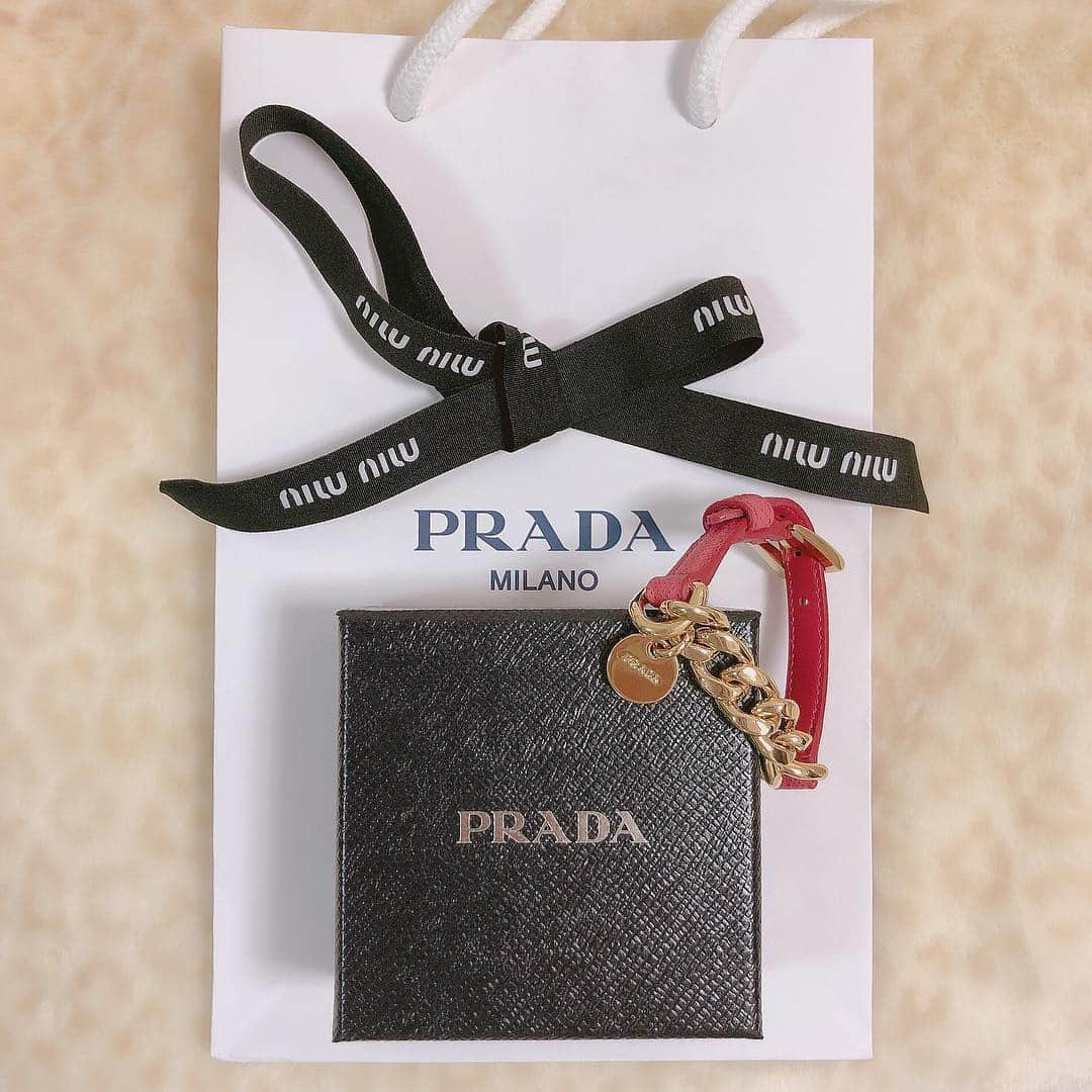 飯坂采子さんのインスタグラム写真 - (飯坂采子Instagram)「🎟 #prada  miumiuのブレスレットを買うつもりだったけれど PRADAに一目惚れして、こっちを買っちゃった💞 去年くらいから、ずっと可愛いブレスレットを 探してたからやっと出会えて嬉しい~🎶 これから半袖を着ること増えるしブレスレットは 色々コレクションしていきたいな🍋 #あや_アクセ  #プラダ#ブレスレット#Sサイズ#おちび#低身長 #150cm#低身長コーデ」4月8日 18時01分 - ayamini316