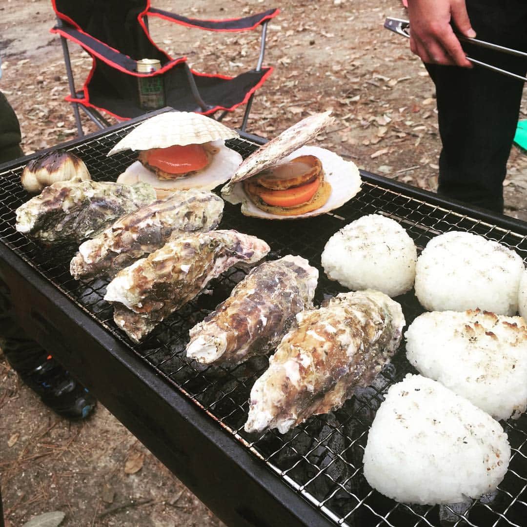 立田恭三さんのインスタグラム写真 - (立田恭三Instagram)「バーベキュー！ お肉のあとは、この日は海鮮！ ホタテも牡蠣も、ハマグリも美味しかった... これから毎週やっていこう！  #バーベキュー男子  #海鮮bbq  #炭おこしありがとう  #火から離れない男子  #ホタテバター  #バター抜き  #それホタテやん  #牡蠣は飲み物  #牡蠣は0キロカロリーだから #いや  #そんなことない」4月8日 18時04分 - tatsuta.ytv
