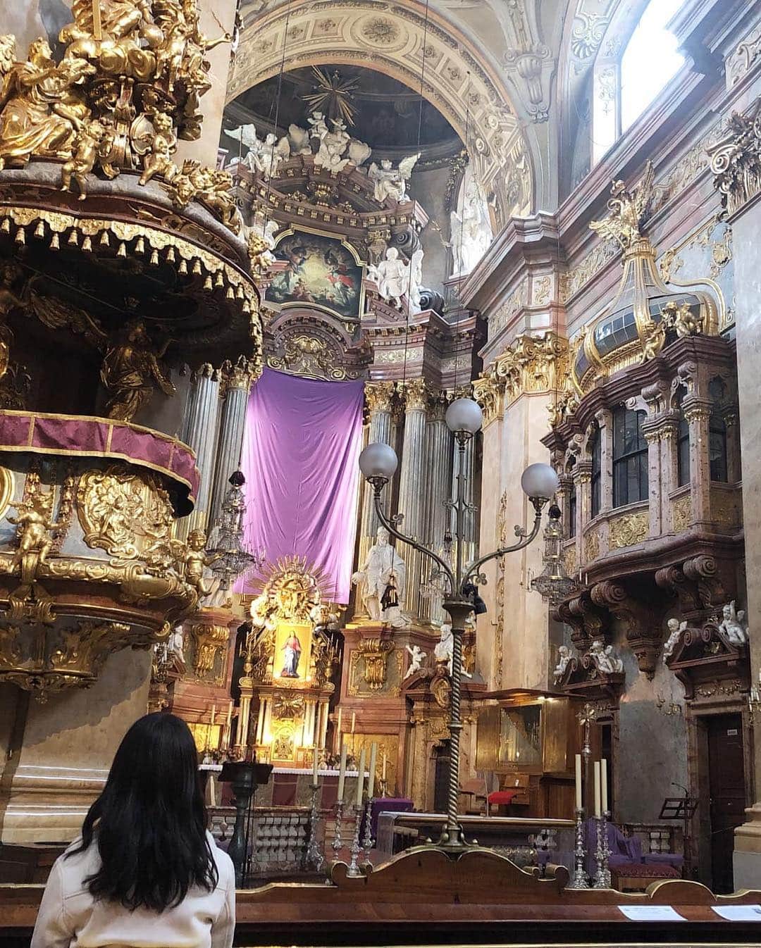 朝日放送「朝だ！生です旅サラダ」さんのインスタグラム写真 - (朝日放送「朝だ！生です旅サラダ」Instagram)「@fuhinami_official  #ウィーン の街中にある大聖堂😌✨✨ やはりさすがウィーン。 大聖堂の中もどこもかしこも煌びやかなのですが、煌びやかの中に #重厚感 と品があって、とても落ち着く場所でした😌✨ 大聖堂の中では #パイプオルガン が生で演奏されていて、初めて聞く生のパイプオルガンに圧倒され、涙が溢れてきました😢✨ またまた、素晴らしい経験をさせて頂きました✨✨✨ _ #ペーター教会 #Peterskirche #教会 #豪華 #煌びやか #生演奏 #感動 #Vienna #オーストリア #Austria _ #ABCテレビ #朝日放送テレビ #朝だ生です旅サラダ #旅サラダ #旅サラダガールズ #妃海風 #タカラジェンヌ #宝塚歌劇団 #元宝塚 #海外 #旅 #travel #trip」4月8日 18時04分 - tabisalad