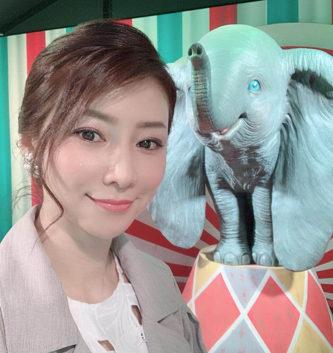 水谷雅子さんのインスタグラム写真 - (水谷雅子Instagram)「香港タイムズスクエアの時代広場でディズニーのキャラクター「ダンボ」の実写映画上映にあわせて可愛く展示されてましたよ❣️ アンプルールのイベントに向かうまえに📷パチリ✨😉💖 #アンプルール #アンプルール香港店 #ラグジュアリーホワイト #エマルジョンゲルex #美肌ケア #ハリつや #若々しい肌 #潤い #美肌効果#ディズニーキャラクター #ディズニー映画  #取材6社」4月8日 18時05分 - mizutanimasako