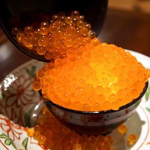 東京カレンダーさんのインスタグラム写真 - (東京カレンダーInstagram)「いくらがこぼれる様子は、思わず声が出てしまうほどのインパクト。そんないくらを一口頂けば、プチプチッと弾けると同時にいくらエキスが口の中で広がり、たまらない味わいに笑顔になってしまうこと必至だ！ #東京カレンダー #東カレ #tokyocalendar #渋谷 #ととしぐれ渋谷店 #いくらのこぼれ飯」4月8日 18時05分 - tokyocalendar