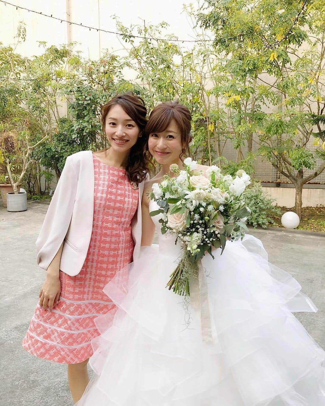 吉田理紗さんのインスタグラム写真 - (吉田理紗Instagram)「happywedding❣️ 昨日は佐彩さんの結婚式でした💍 笑いあり涙ありで感動的な1日だったな🥺💕 佐彩さんの弾けるような笑顔が印象的で 幸せをおすそ分けしてもらっちゃいました😚💓 コーデタグ付けしておきます🏷♥️ #happywedding #wedding #rene #chanel #diana #valextra #結婚式 #結婚式コーデ #結婚式ヘア #およばれコーデ #およばれヘア #ヘアアレンジ #サイドアップ #ルネ #ワンピース #ドレス #ダイアナ #ヴァレクストラ  #イジィデ」4月8日 18時10分 - yoshirisaa