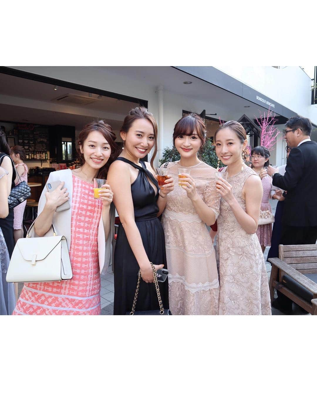 吉田理紗さんのインスタグラム写真 - (吉田理紗Instagram)「happywedding❣️ 昨日は佐彩さんの結婚式でした💍 笑いあり涙ありで感動的な1日だったな🥺💕 佐彩さんの弾けるような笑顔が印象的で 幸せをおすそ分けしてもらっちゃいました😚💓 コーデタグ付けしておきます🏷♥️ #happywedding #wedding #rene #chanel #diana #valextra #結婚式 #結婚式コーデ #結婚式ヘア #およばれコーデ #およばれヘア #ヘアアレンジ #サイドアップ #ルネ #ワンピース #ドレス #ダイアナ #ヴァレクストラ  #イジィデ」4月8日 18時10分 - yoshirisaa