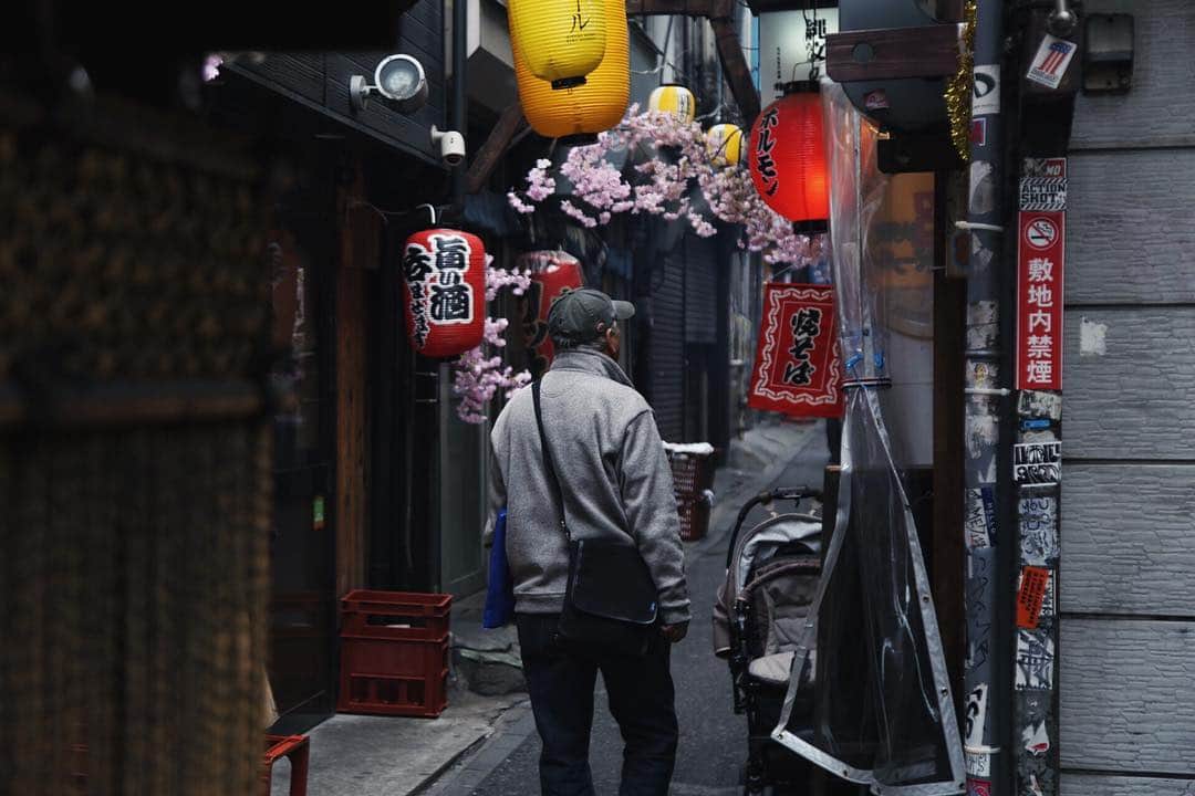 Shunsuke Miyatakeさんのインスタグラム写真 - (Shunsuke MiyatakeInstagram)「A man at Memory Lane, Shinjuku, Tokyo, Japan.」4月8日 18時12分 - casadetake