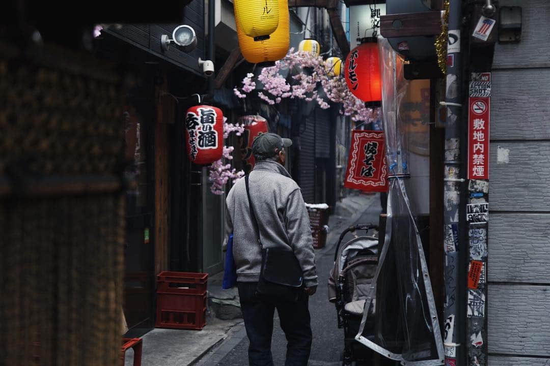 Shunsuke Miyatakeのインスタグラム：「A man at Memory Lane, Shinjuku, Tokyo, Japan.」