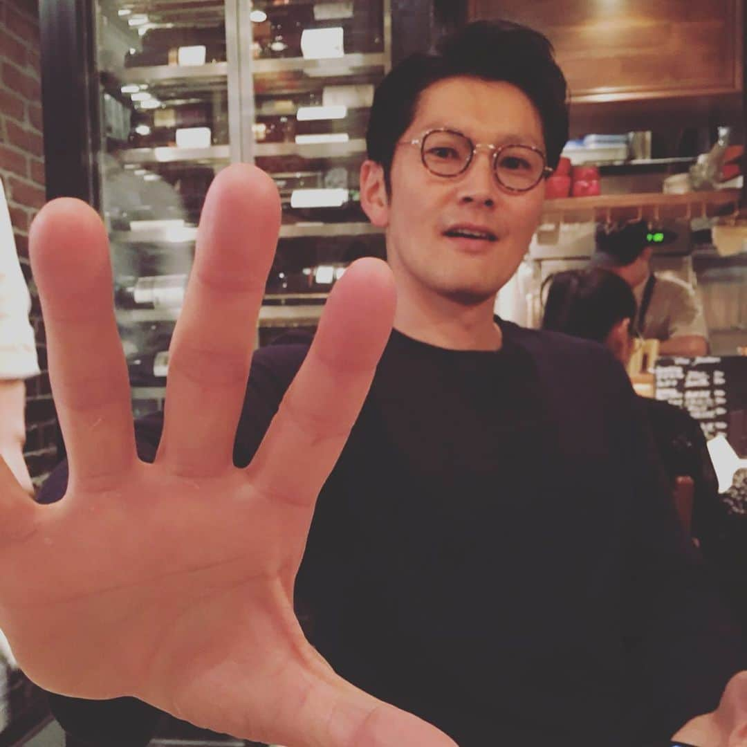 丸山智己さんのインスタグラム写真 - (丸山智己Instagram)「今夜9時よりドラマ 『ラジエーションハウス』放送です。 平成最後で、令和最初の月9だそう！ 縁の下の力持ち、病の写真家、放射線技師たちのお話です。 窪田くんとは舞台「唐版風の又三郎」から引き続き共演の素敵なご縁で。 舞台で大怪我したにもかかわらず心配になるくらいはじけてます！ 遠藤さん、アリスちゃん筆頭に笑いの絶えないいいチームです！ 是非☆  というわけで真実をつかみ撮れポーズ🖐 #ラジエーションハウス #ラジハ #月9 #窪田正孝 #本田翼 #広瀬アリス  #山口紗弥加 #遠藤憲一 #和久井映見 #鈴木伸之」4月8日 18時18分 - tomomi.maruyama0327