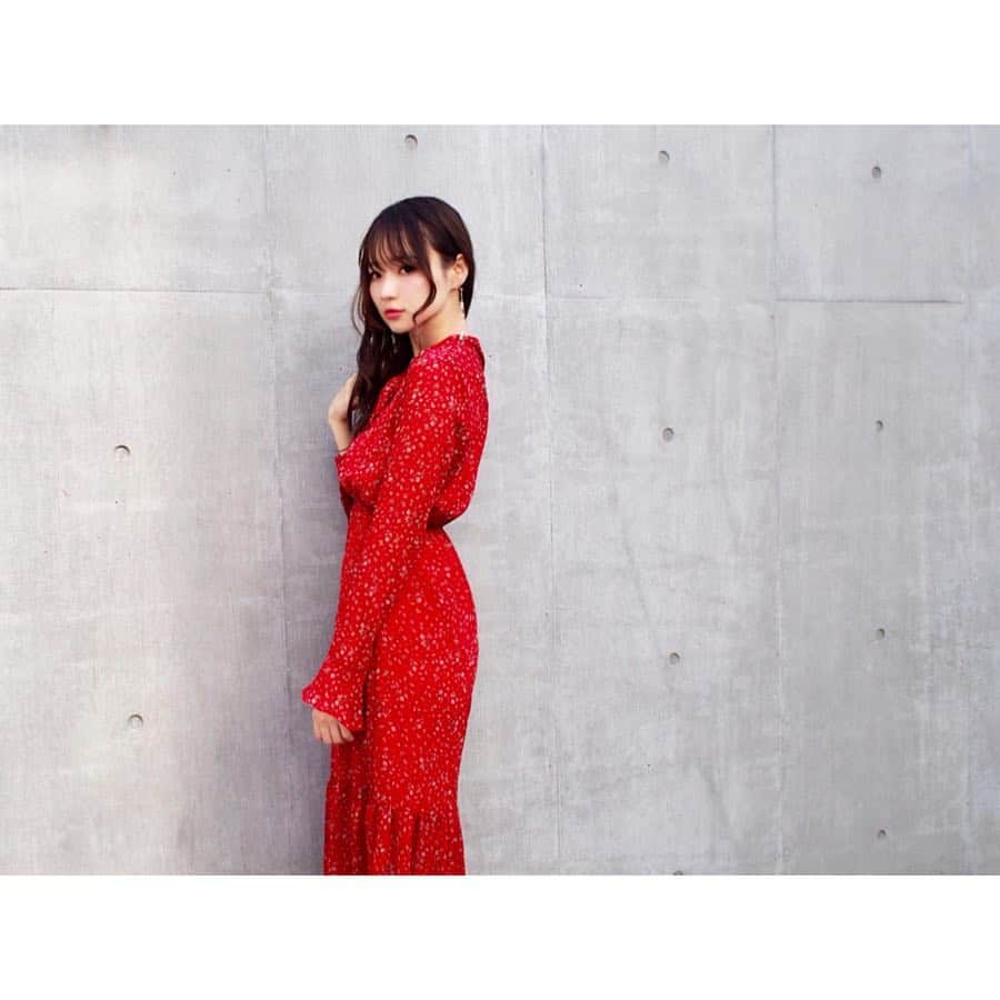 小越しほみさんのインスタグラム写真 - (小越しほみInstagram)「RED💄 ・ #赤 #red #valmuer #valmuer_official #instafashion #ootd #cordinate #portrait #japanesegirl #onepiece」4月8日 18時23分 - shihomi1129