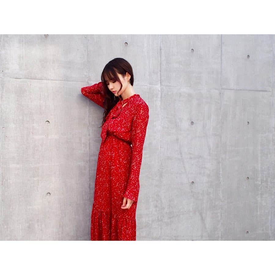 小越しほみさんのインスタグラム写真 - (小越しほみInstagram)「RED💄 ・ #赤 #red #valmuer #valmuer_official #instafashion #ootd #cordinate #portrait #japanesegirl #onepiece」4月8日 18時23分 - shihomi1129