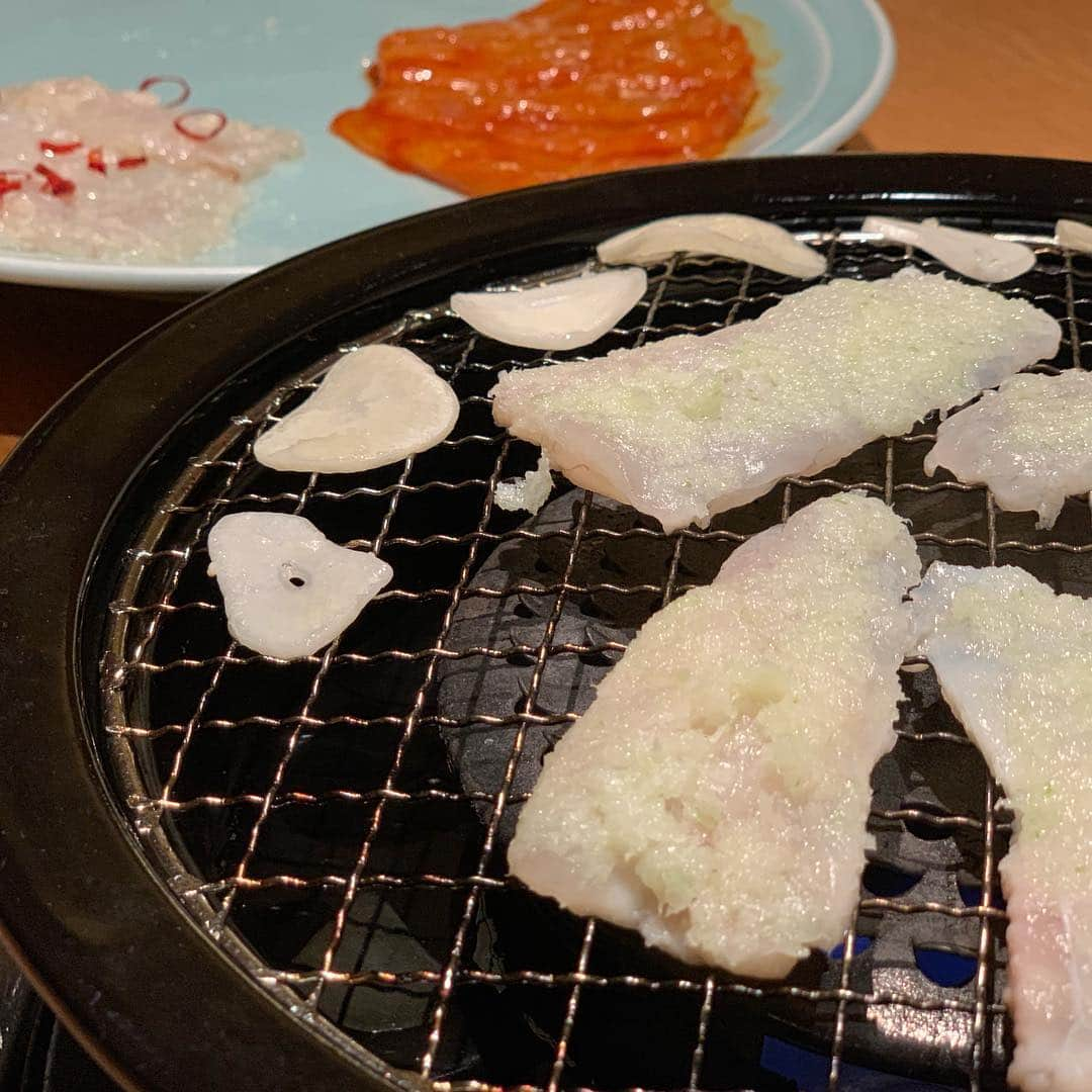 梅野舞さんのインスタグラム写真 - (梅野舞Instagram)「昨夜はすっぽん鍋dinner♡  スープは濃厚で😍❤️ 皮はプルプル♬ 身も美味しい♬ 締めの雑炊も絶品✨  大好きな焼きふぐも安定の美味しさ  バースデープレートも可愛いくて  happyな時間でした🎂  お誕生日月って本当幸せだ💋  #すっぽん鍋#すっぽん#絶品#dinner#焼きふぐ#神谷町#うるふ#千切りセロリ#ふぐ皮ポン酢#バースデー月#バースデープレート#happy time#friend#instapic#instagood#instafood」4月8日 18時40分 - mai.umeno