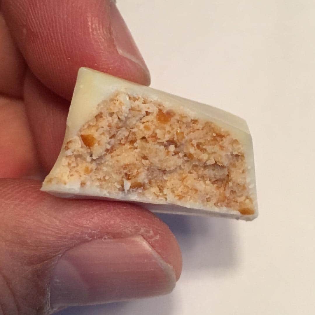 中倉隆道さんのインスタグラム写真 - (中倉隆道Instagram)「. プレミアムな柿の種タネビッツのチョコシリーズ！！ . 『うめだ阪急限定 タネビッツ クランチチョコ ホワイト』 . ベルギーチョコを使っててウマウマ♪ . シャリシャリ感が最大の特徴！ . １粒２５０円！高級柿の種チョコ . . 続きは柿ピー評論ブログにて♪ . ※プロフィールからブログへ飛べます♬ . https://ameblo.jp/nakakura-ryudo/entry-12452868405.html . #中倉隆道 #柿ピー研究家 #柿の種 #柿ピー #亀田の柿の種 #タネビッツ #柿ピー評論」4月8日 18時28分 - ryudo.tokyo