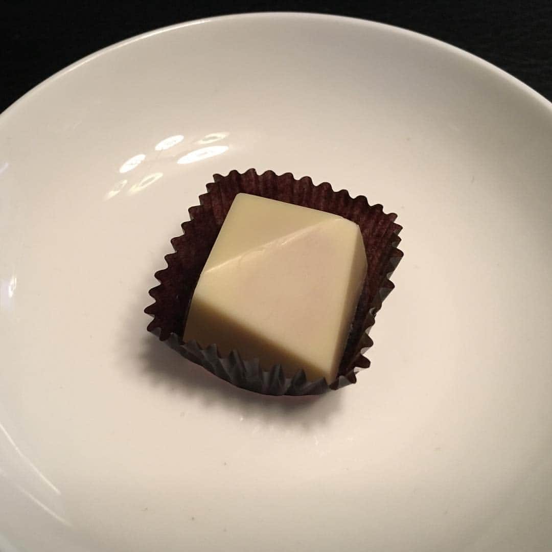 中倉隆道さんのインスタグラム写真 - (中倉隆道Instagram)「. プレミアムな柿の種タネビッツのチョコシリーズ！！ . 『うめだ阪急限定 タネビッツ クランチチョコ ホワイト』 . ベルギーチョコを使っててウマウマ♪ . シャリシャリ感が最大の特徴！ . １粒２５０円！高級柿の種チョコ . . 続きは柿ピー評論ブログにて♪ . ※プロフィールからブログへ飛べます♬ . https://ameblo.jp/nakakura-ryudo/entry-12452868405.html . #中倉隆道 #柿ピー研究家 #柿の種 #柿ピー #亀田の柿の種 #タネビッツ #柿ピー評論」4月8日 18時28分 - ryudo.tokyo