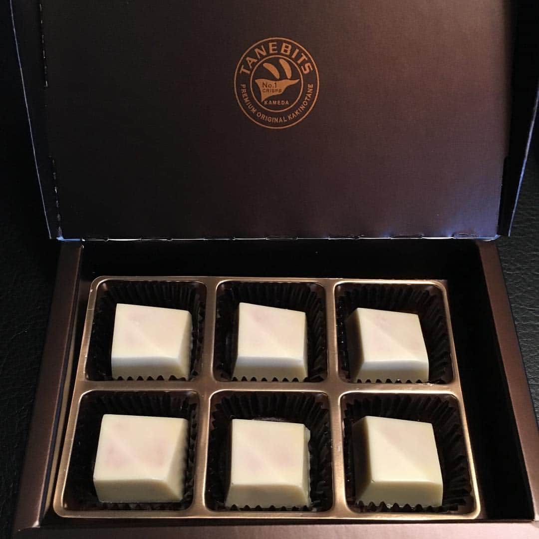 中倉隆道さんのインスタグラム写真 - (中倉隆道Instagram)「. プレミアムな柿の種タネビッツのチョコシリーズ！！ . 『うめだ阪急限定 タネビッツ クランチチョコ ホワイト』 . ベルギーチョコを使っててウマウマ♪ . シャリシャリ感が最大の特徴！ . １粒２５０円！高級柿の種チョコ . . 続きは柿ピー評論ブログにて♪ . ※プロフィールからブログへ飛べます♬ . https://ameblo.jp/nakakura-ryudo/entry-12452868405.html . #中倉隆道 #柿ピー研究家 #柿の種 #柿ピー #亀田の柿の種 #タネビッツ #柿ピー評論」4月8日 18時28分 - ryudo.tokyo