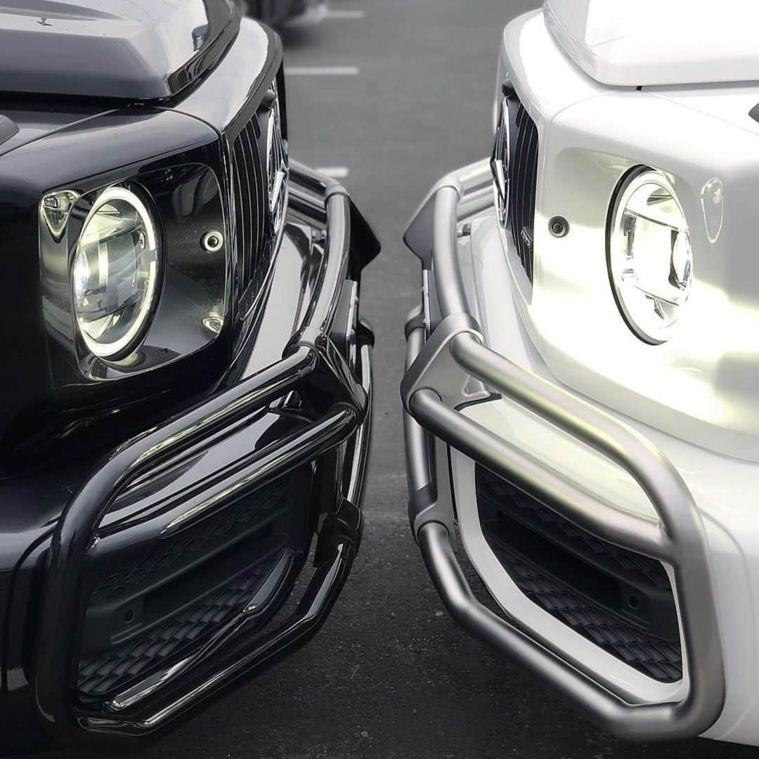 メルセデス・ベンツさんのインスタグラム写真 - (メルセデス・ベンツInstagram)「⚫ or ⚪ - left or right? Photo by @mboakville. __________ [Mercedes-AMG G 63 | Kraftstoffverbrauch kombiniert: 13,1 l/100 km | CO2-Emissionen kombiniert: 299 g/km | http://mb4.me/RechtlicherHinweis/] . #MercedesBenz #MercedesAMG #AMG #GClass #AMGG63 #🌟 #strongerthantime #mbfanphoto #automotivedesign #mbcar」4月8日 18時30分 - mercedesbenz