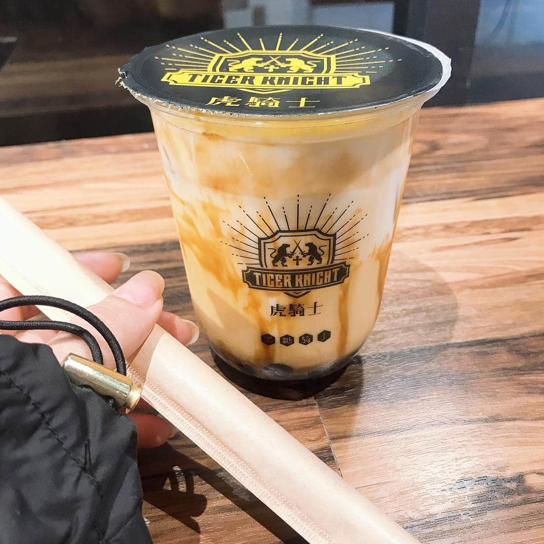 市川愛美のインスタグラム：「. 池袋の黒糖タピオカ専門店 【虎騎士】タイガーナイト  写真はタイガーリッチミルク  黒糖タピオカ好きとしては 最高のお店でした！  ストローは自分でさすタイプ！  #タピオカ#タピオカミルクティー#タピオカ巡り#黒糖タピオカ#虎騎士#タイガーナイト#タピ活#池袋#黒糖タピオカ専門店#まなタピ」