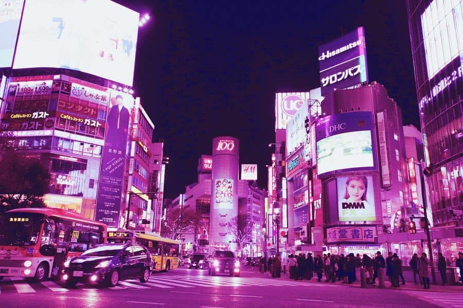 益若つばささんのインスタグラム写真 - (益若つばさInstagram)「at Shibuya.📷﻿ ﻿ ﻿ 10代の頃、埼玉から東京まで1時間以上かけて、﻿ 暇さえあればいつも渋谷か原宿にいたよ。﻿(当時それがカッコいいと思ってた🥺)﻿ ﻿ ﻿ ﻿﻿ バイトでコツコツ貯めたお金を持ち、ヒールを履いて👠お金がない中109で洋服を1着買ってすぐ戦闘服に着替えて何をするわけでもなく植木のそばに座って時間を潰して、、友達を探してと、﻿ いつだって着飾った気持ちで渋谷にいたなあ。﻿ ﻿ ﻿ ﻿ ﻿﻿ 雑誌のSNAPデビューも友達と遊ぶのも撮影もデートも怪しいスカウトもイベントもいつだってこの街でした☺︎﻿ ﻿ ﻿ ﻿ ﻿﻿ こんなに思い出があるのに意外と自分で写真撮ったことないから改めて写真を撮りに行ったよ☺︎🌸﻿﻿ ﻿﻿ ﻿ ﻿﻿ ﻿﻿ 109の看板も変わってしまうね、、！😭﻿ ﻿ ﻿ ﻿ ﻿ これからも日本の若者文化の発信場所になって盛り上がり続けてくれたら嬉しいなあ☺️🇯🇵﻿ ﻿ ﻿ ﻿ #Shibuya #canon #canon9000d #japan #Culture #109 #渋谷」4月8日 18時32分 - tsubasamasuwaka1013