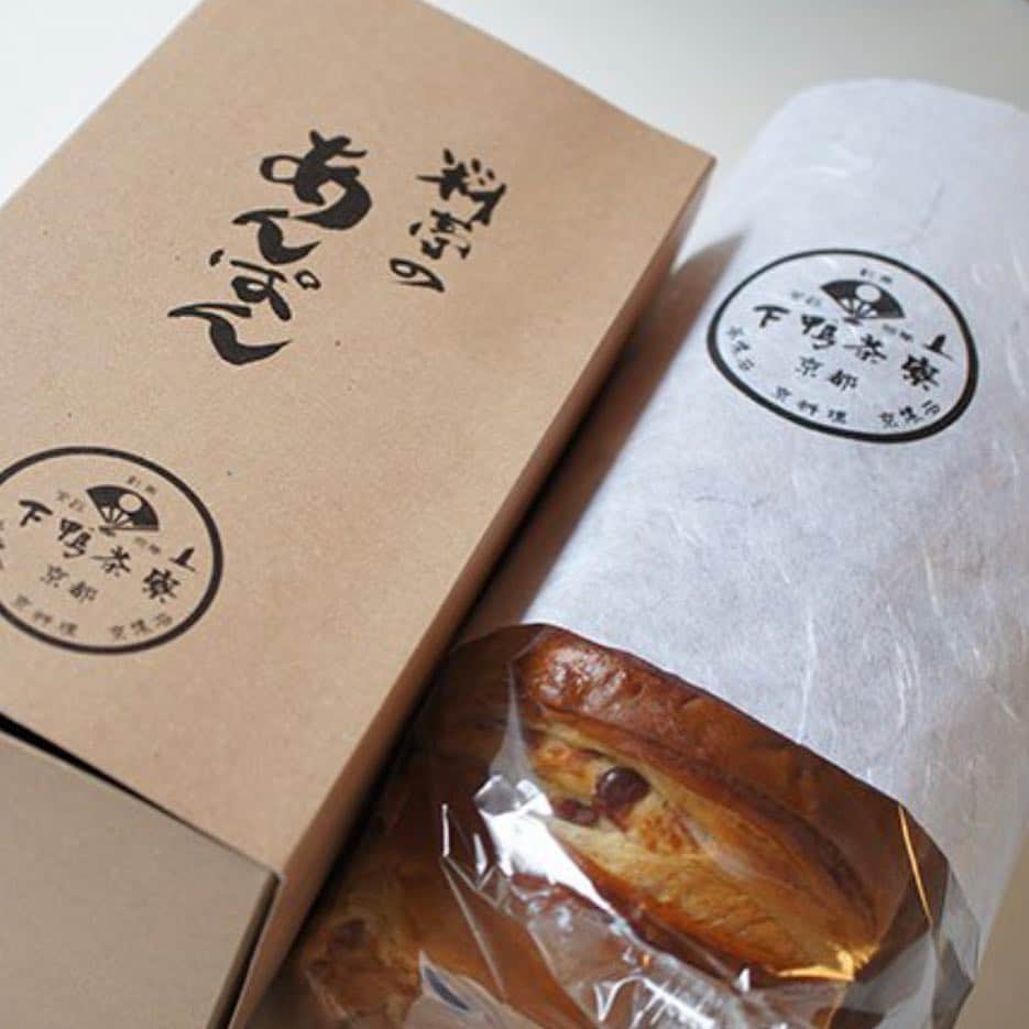 里井真由美さんのインスタグラム写真 - (里井真由美Instagram)「料亭のあんぱん♪ 「あんぱん」と言えどドスンと一本デニッシュ生地の食パンです ・ →3.4枚め)生で食べてもおいしい、フライパンでバターで焼くのもおすすめです〜 😆❤︎ ・ ・ 京都「下鴨茶寮」さんの人気品で、東京では土曜のみ銀座東急プラザ「のまえ」店で買えます♪ ・ オンライン販売はこちら🔻 https://www.shimogamosaryo.co.jp/shop/products/detail/216 ・ ・ のし紙にも包まれていてギフトにもおすすめです ・ ・ #食パン#料亭のあんぱん#バタートースト#あんぱん#デニッシュ#1級フードアナリスト里井真由美 #下鴨茶寮#のまえ#里井真由美#パン#あんバタートースト#ありが糖運動」4月8日 18時32分 - mayumi.satoi