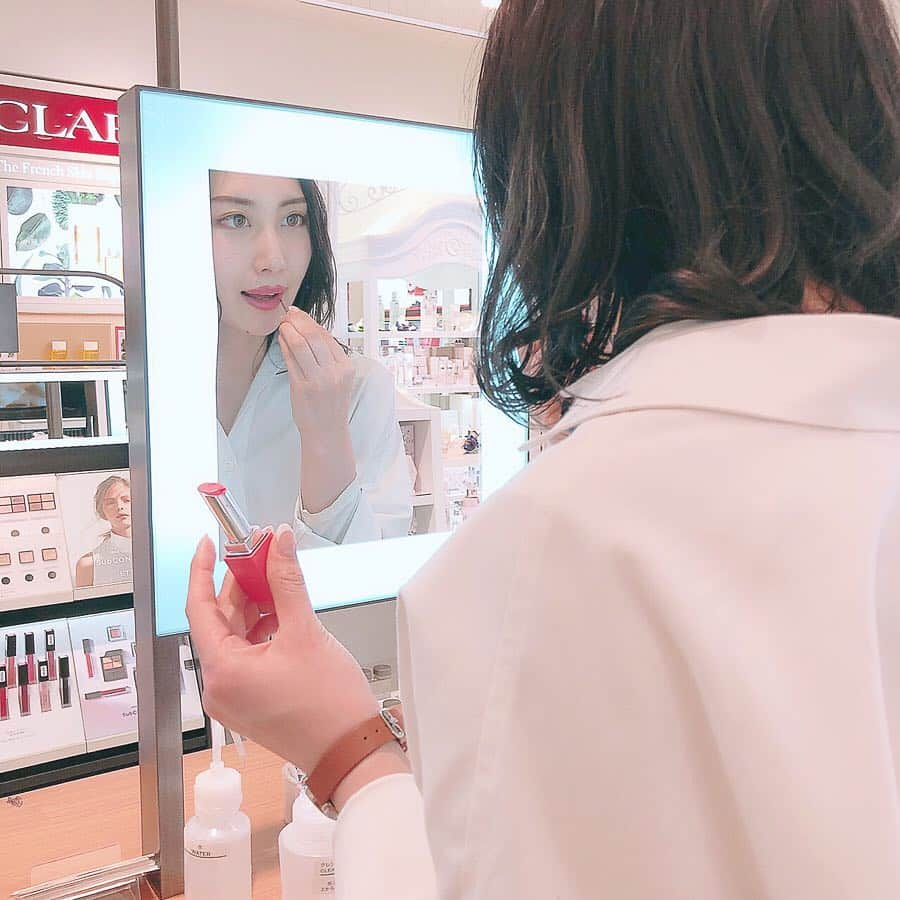 aya onoさんのインスタグラム写真 - (aya onoInstagram)「松坂屋名古屋店南館2階が『キキヨコチョ』というファッション、コスメ、雑貨、カフェの集まったフロアに大変身！！ . キキヨコチョ内の『アミューズ ボーテ』に行ってきました💓 アミューズ ボーテは百貨店のコスメフロアにあるブランドの大半が1箇所に揃っていて、気軽に自由に試せます💄 . 私はリップやアイシャドウ、チークそれぞれ違うブランドの化粧品を使っているので、こうやって全部集まってると一気に買えて楽ちん☺️ あと、一人一人美容部員さんが付いてくれるのもいいけど、混み合っているとなかなか試せなかったり、逆に美容部員さんに付いてもらうと買わなきゃいけない雰囲気になるのが少し苦手なの… でも、ここは自分で自由に試すことができるから、その点気軽に入れるんだよね〜 . 是非新しくなった『キキヨコチョ』『アミューズボーテ』に足を運んでみてくださいね〜💓 . . . #キキヨコチョ名古屋 #KiKiYOCOCHO_nagoya #アミューズボーテ #amusebeaute  #cosmetic #コスメ #cosme #松坂屋名古屋店 #松坂屋アンバサダー #PR #matsuzakaya #松坂屋 #名古屋 #nagoya #美容 #美容家 #beauty #スキンケア #美肌 #美肌ケア #化粧品 #コスメオタク #美容オタク #リップ #アイライナー #アイシャドウ #チーク #ファンデーション #グロス」4月8日 18時44分 - onoaya_official