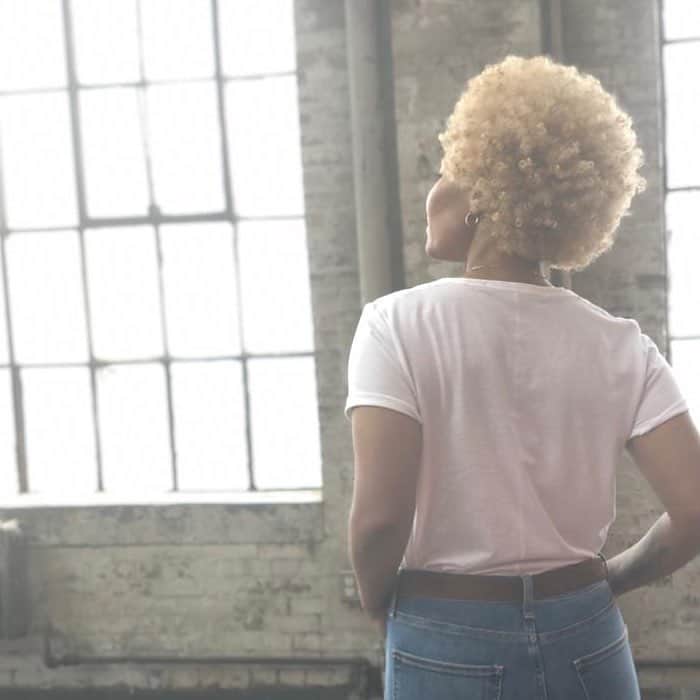 Emeli Sandéのインスタグラム：「I got wind beneath my wings I think this time I'm gonna make it till morning 🕊💜 emelisande.lnk.to/Sparrow」