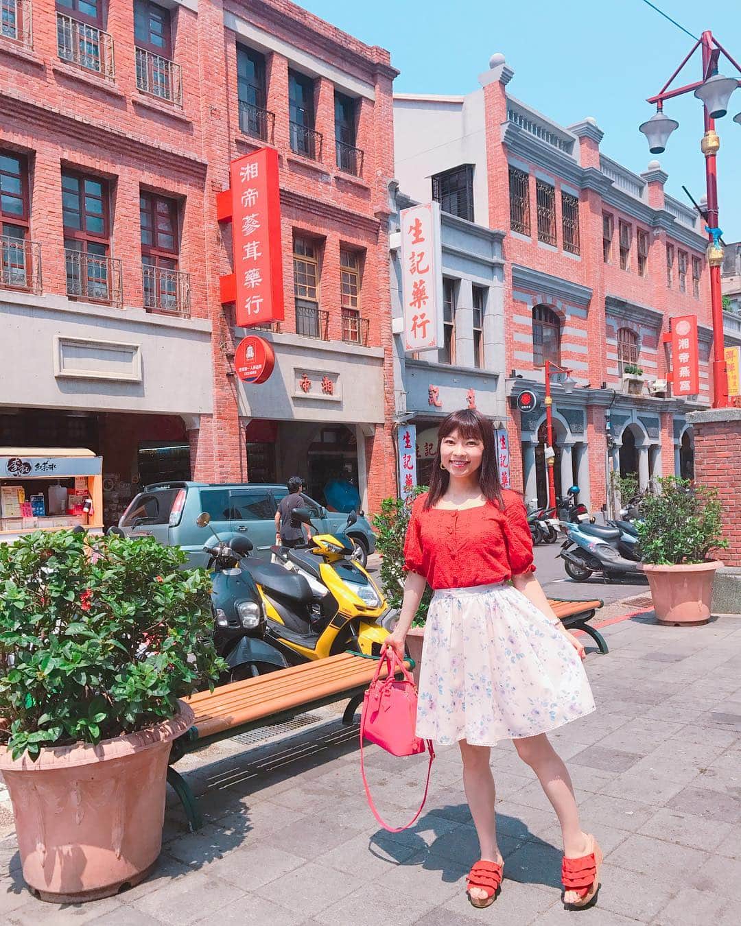 DJ MIYAさんのインスタグラム写真 - (DJ MIYAInstagram)「こんばんわーぁぁ❤️🎀今日の午後は、台北の #迪化街散策 をしましたぁ❤️🎀気温は、30℃だよーぉ❤️ 撮影、とっても楽しくてあっという間でしたーぁ❤️ . スタッフの皆さまどうもありがとうございましたぁぁ⭐︎❤️ .  #迪化街 の 街の風景は、レンガ造りの建物も多くてとっても好きになっちゃいましたーぁ🎀 . . . . . . 【台北旅行・2019年4月8日】 . .  #台湾女子旅　#台北　#台湾ホテル　#台湾旅　#旅インスタグラマー　#旅スタグラマー　#台北旅行  #台湾旅行 #旅ブロガー　#タビジョ　#今日のコーデ　#今日のコーディネート　#旅大好き #一人旅　#台湾一人旅　#台湾好き　#海外旅行　#台北旅行  #ファッションブロガー　#インスタグラマー　#トラベラー インフルエンサー #旅好き女子 #旅インスタグラマー #旅大好き #迪化街商圈 #アジア旅行 #旅インフルエンサー #台北観光 #台北女子旅 #台湾大好き #マイトリップMIYA」4月8日 18時44分 - dj_miya