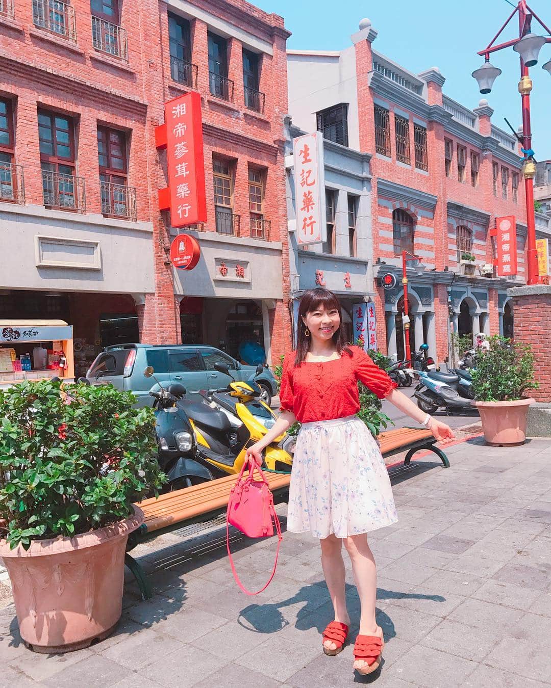 DJ MIYAさんのインスタグラム写真 - (DJ MIYAInstagram)「こんばんわーぁぁ❤️🎀今日の午後は、台北の #迪化街散策 をしましたぁ❤️🎀気温は、30℃だよーぉ❤️ 撮影、とっても楽しくてあっという間でしたーぁ❤️ . スタッフの皆さまどうもありがとうございましたぁぁ⭐︎❤️ .  #迪化街 の 街の風景は、レンガ造りの建物も多くてとっても好きになっちゃいましたーぁ🎀 . . . . . . 【台北旅行・2019年4月8日】 . .  #台湾女子旅　#台北　#台湾ホテル　#台湾旅　#旅インスタグラマー　#旅スタグラマー　#台北旅行  #台湾旅行 #旅ブロガー　#タビジョ　#今日のコーデ　#今日のコーディネート　#旅大好き #一人旅　#台湾一人旅　#台湾好き　#海外旅行　#台北旅行  #ファッションブロガー　#インスタグラマー　#トラベラー インフルエンサー #旅好き女子 #旅インスタグラマー #旅大好き #迪化街商圈 #アジア旅行 #旅インフルエンサー #台北観光 #台北女子旅 #台湾大好き #マイトリップMIYA」4月8日 18時44分 - dj_miya